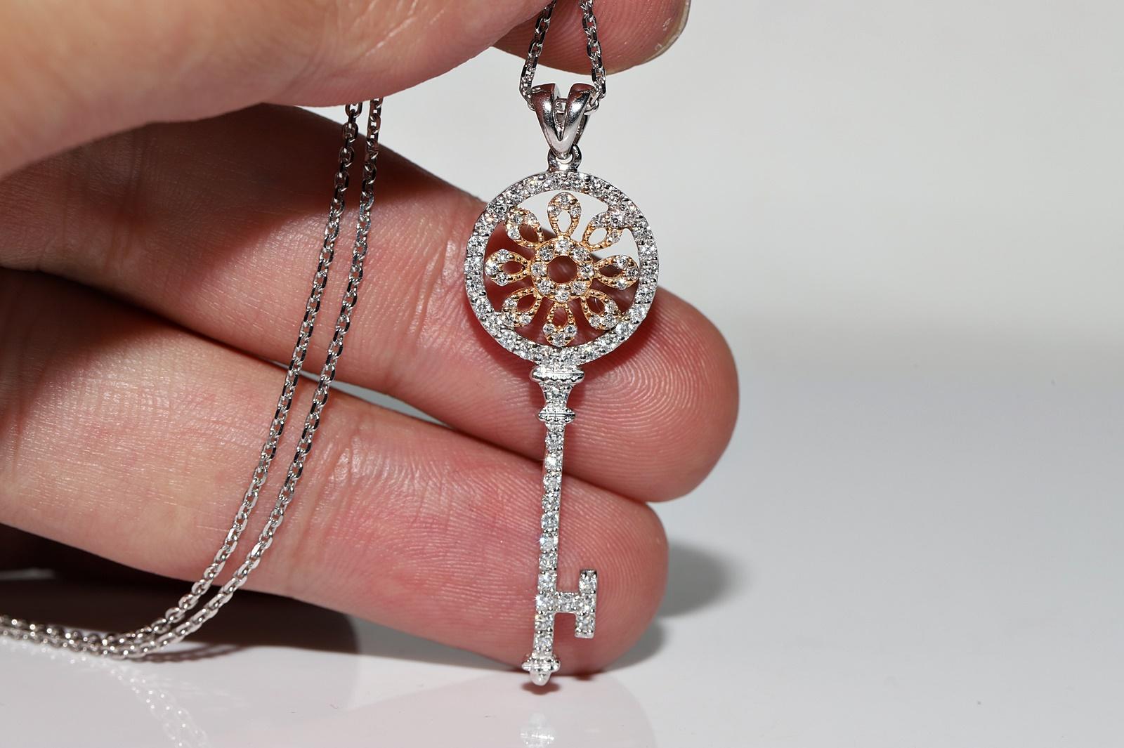 18k White Gold Natural Diamond Decorated Key Style Pendant Necklace In Good Condition For Sale In Fatih/İstanbul, 34