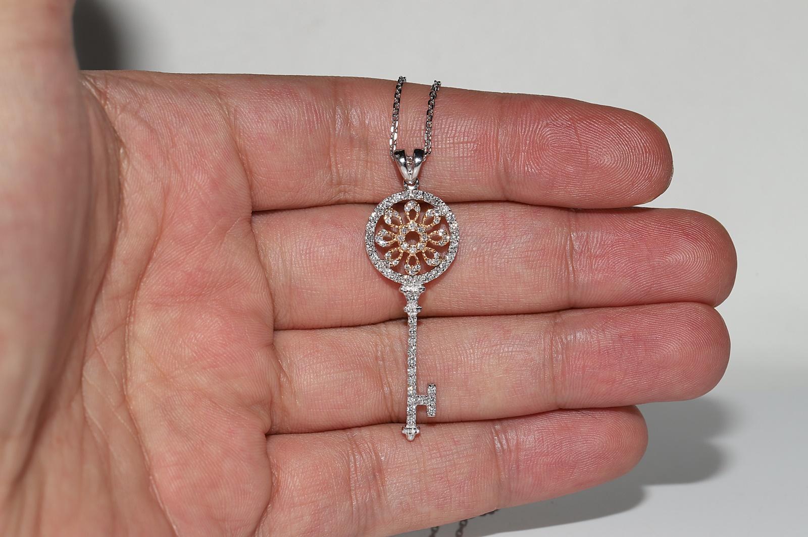 Donna Collana con ciondolo a forma di chiave decorata con diamanti naturali in oro bianco 18 carati in vendita