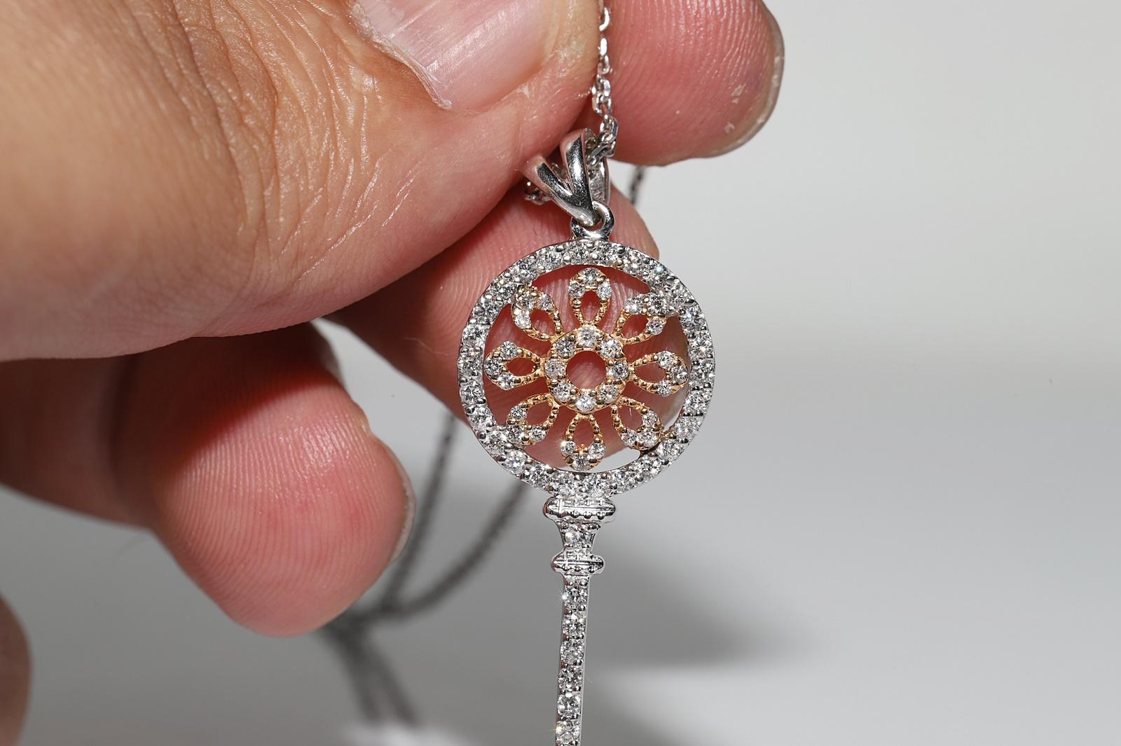 Collana con ciondolo a forma di chiave decorata con diamanti naturali in oro bianco 18 carati in vendita 1