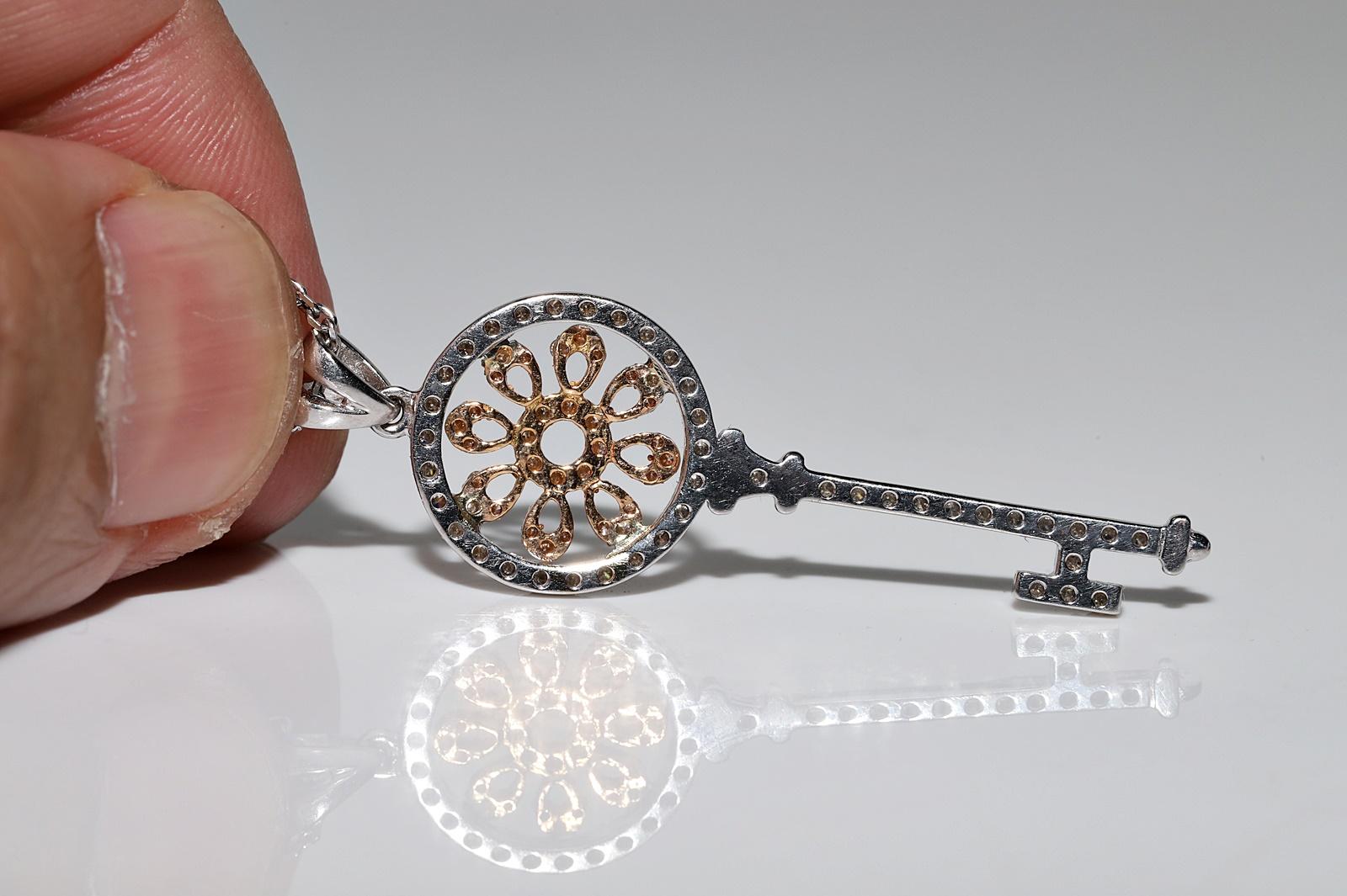 Collana con ciondolo a forma di chiave decorata con diamanti naturali in oro bianco 18 carati in vendita 3