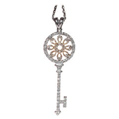 Collana con ciondolo a forma di chiave decorata con diamanti naturali in oro bianco 18 carati