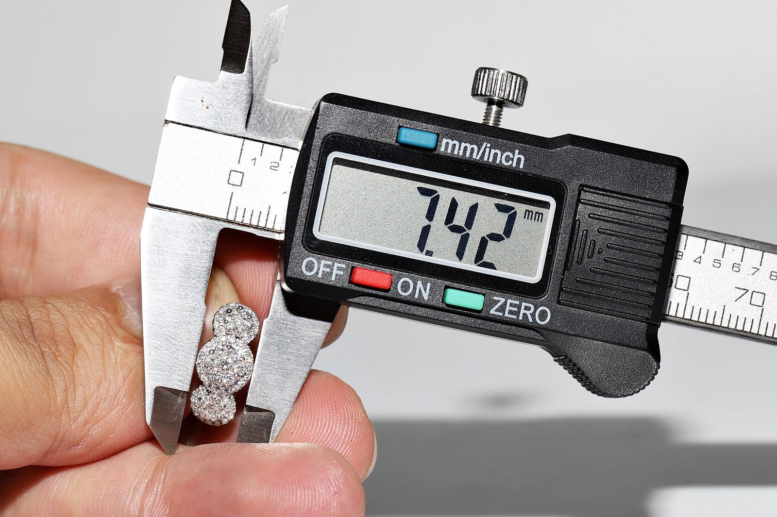 18k White  Gold Natural Diamond Decorated Pretty Earring For Sale 4