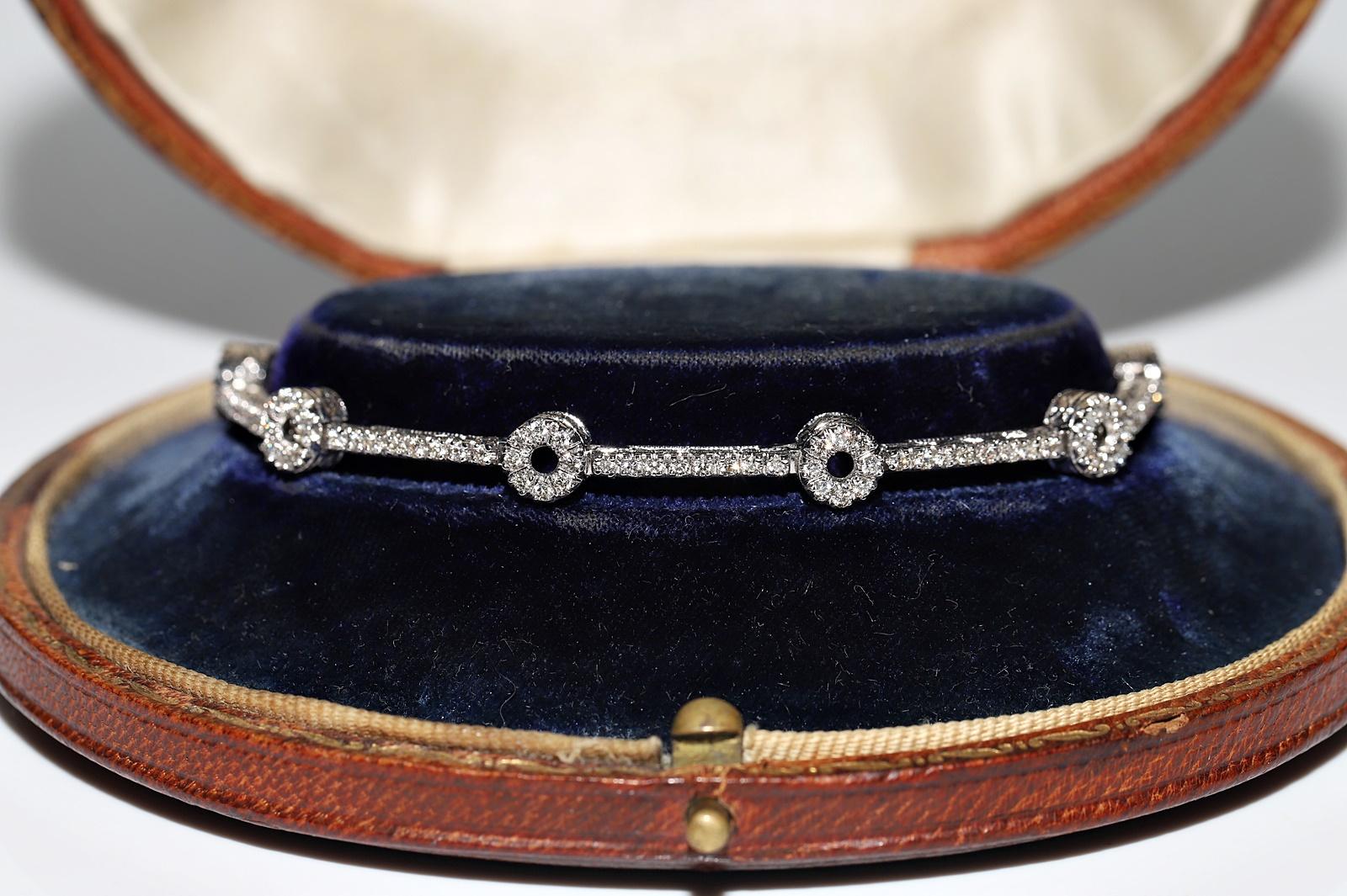 In sehr gutem Zustand.
Das Gesamtgewicht beträgt 13,1 Gramm.
Insgesamt ist der Diamant 1,60 ct.
Der Diamant hat die Farbe H und die Reinheit vvs-vs-s1.
Die Gesamtlänge des Armbands beträgt 19.2 cm.
Säure getestet, um 18k echtes Gold zu sein.
Die Box
