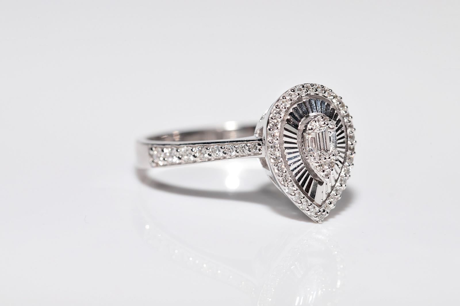 Bague de style poire décorée de diamants naturels en or blanc 18 carats en vente 4