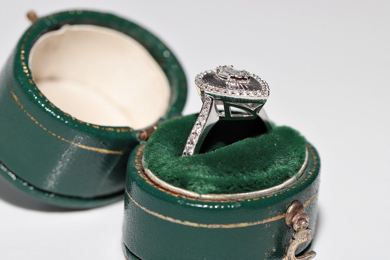 Bague de style poire décorée de diamants naturels en or blanc 18 carats en vente 1