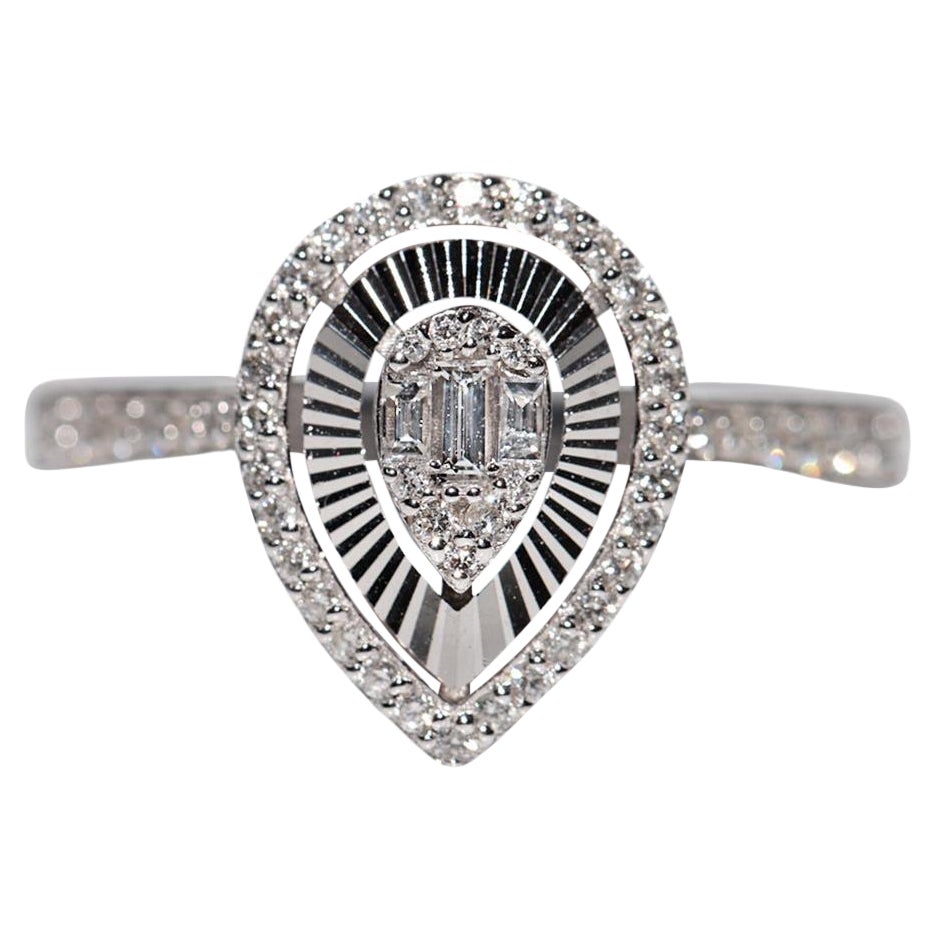 Bague de style poire décorée de diamants naturels en or blanc 18 carats