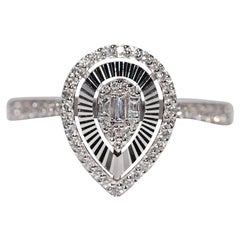 Bague de style poire décorée de diamants naturels en or blanc 18 carats