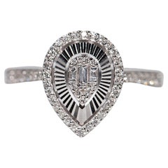 Anillo Estilo Pera Decorado con Diamantes Naturales de Oro Blanco de 18k