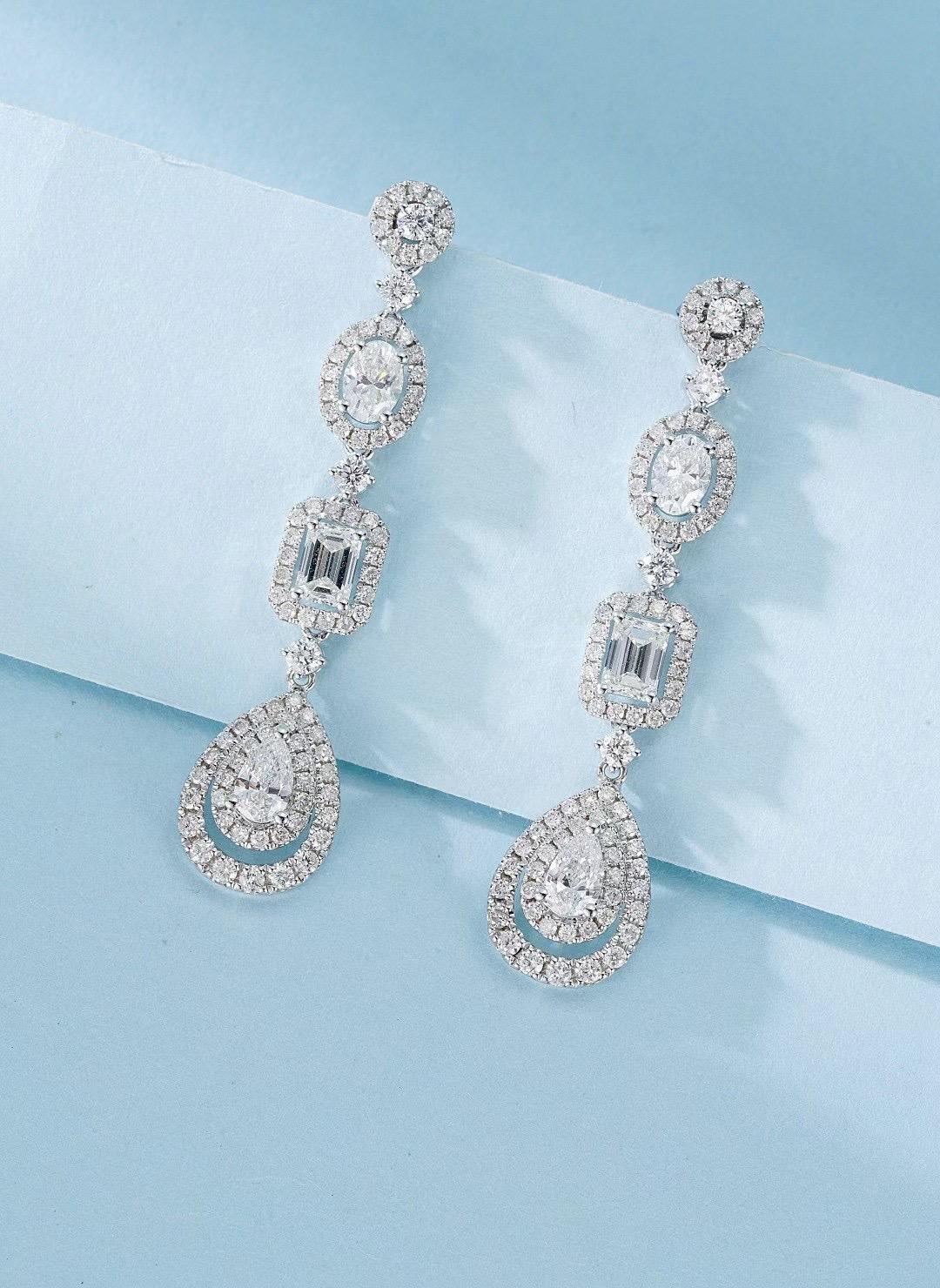 Moderno Orecchini a goccia con diamanti naturali in oro bianco 18 carati in vendita