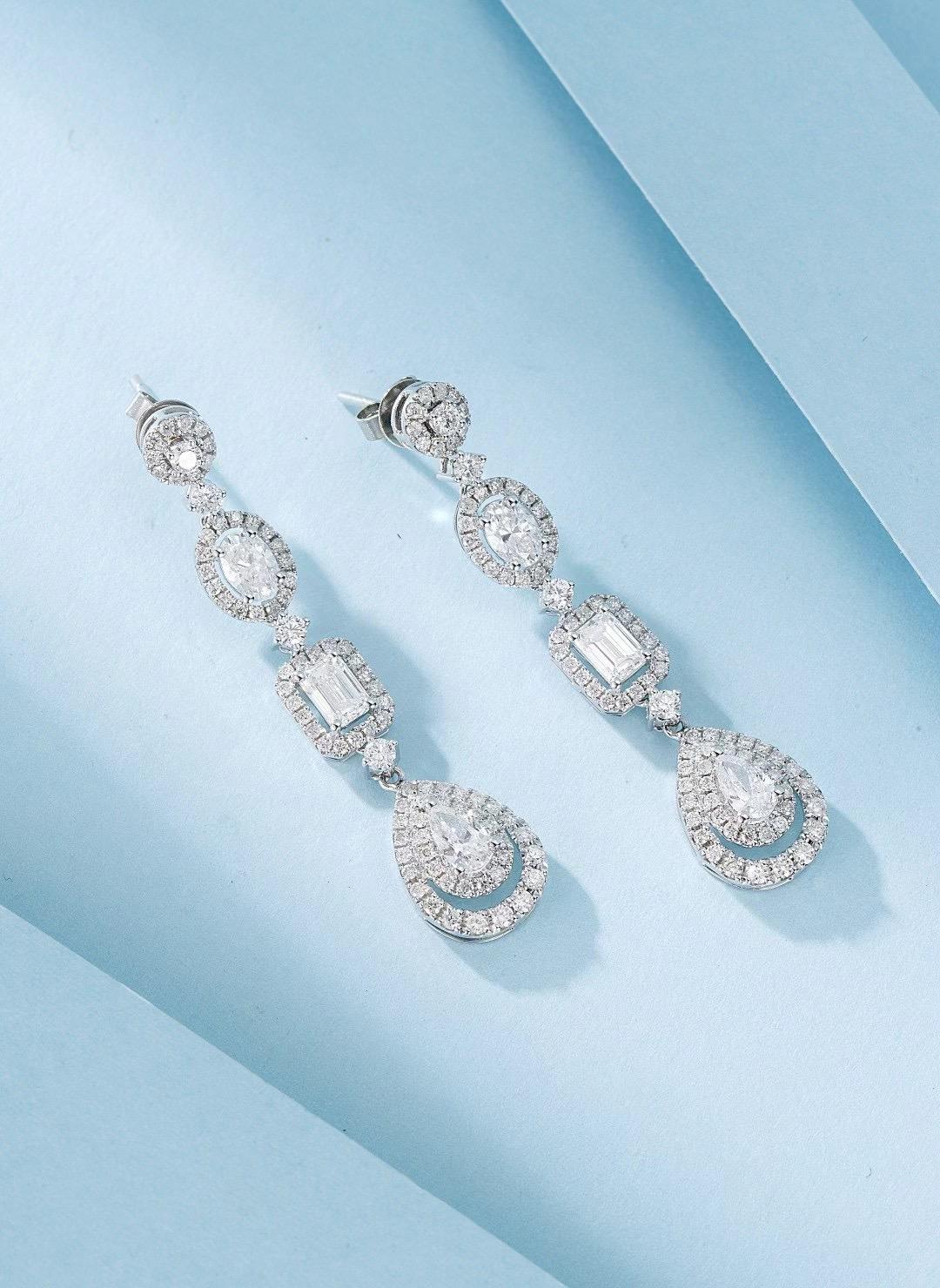 Orecchini a goccia con diamanti naturali in oro bianco 18 carati In condizioni Nuovo in vendita a Kowloon, HK