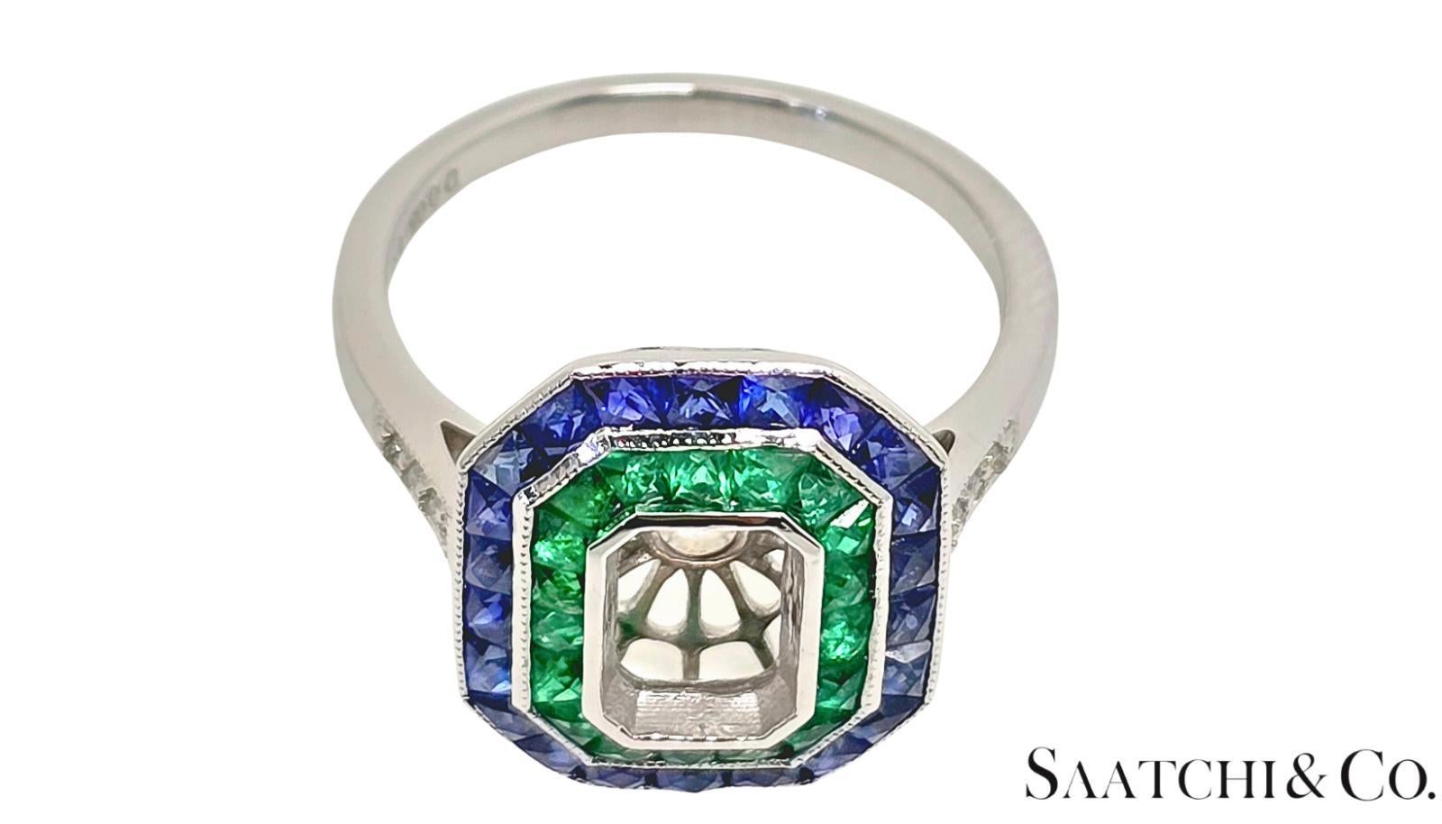 Taglio francese Anello in oro bianco 18 carati, diamante naturale, smeraldo e zaffiro, 4,3 grammi in vendita