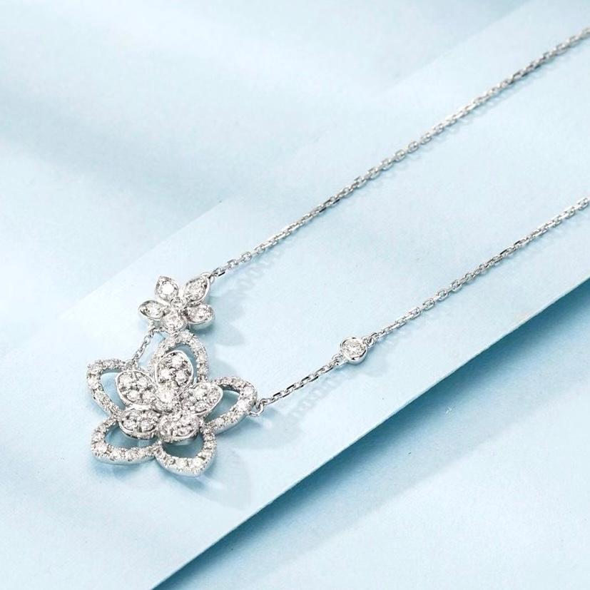 Modern 18K White Gold Natural Diamond Flower Pendant Necklace For Sale