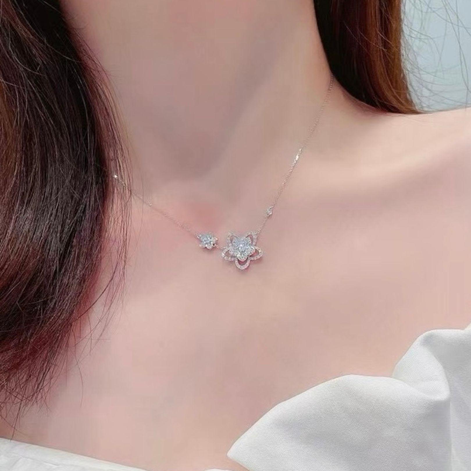 18K White Gold Natural Diamond Flower Pendant Necklace In New Condition For Sale In Kowloon, HK