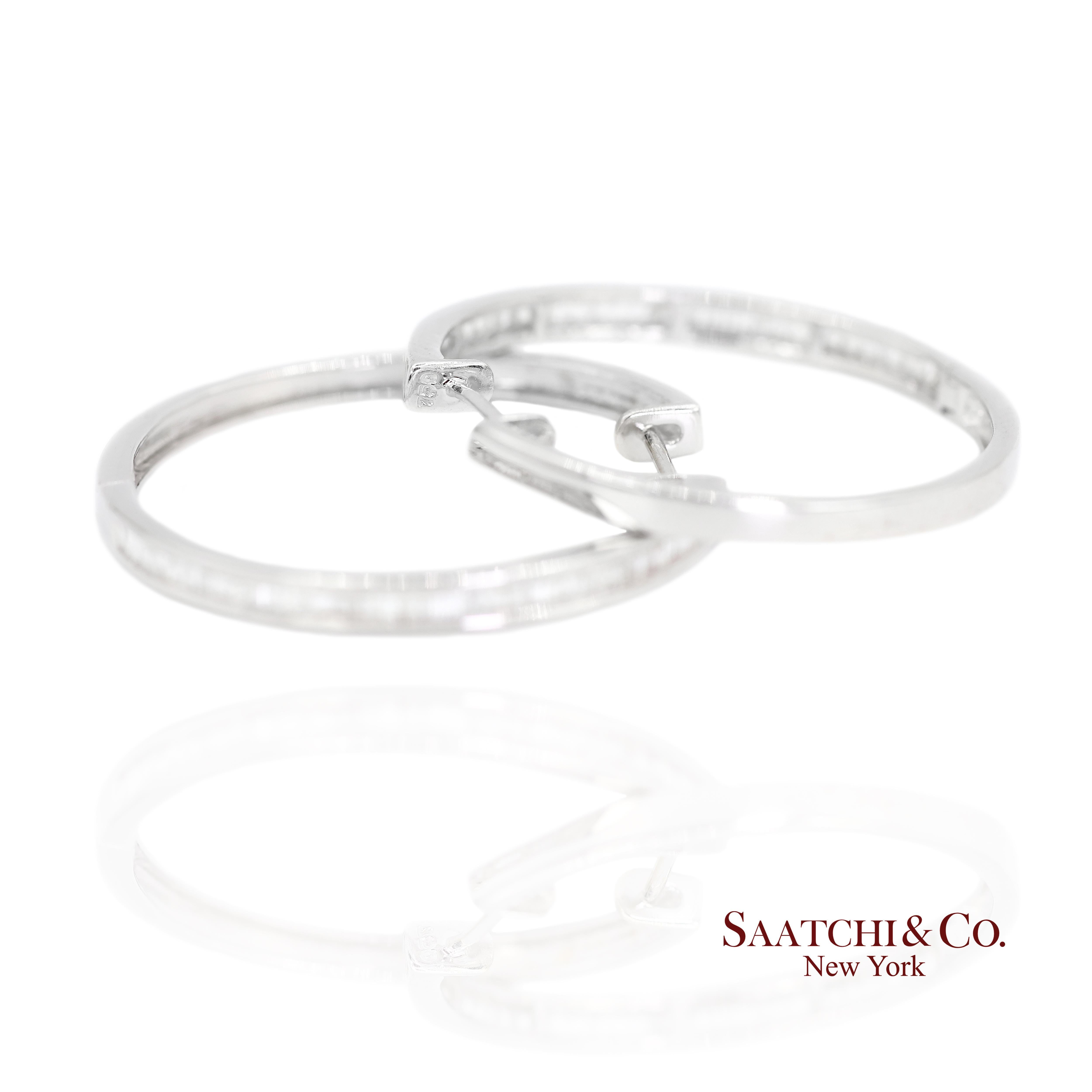 Taglio baguette Orecchino a cerchio con diamante naturale in oro bianco 18K in vendita