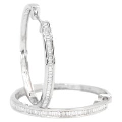Orecchino a cerchio con diamante naturale in oro bianco 18K