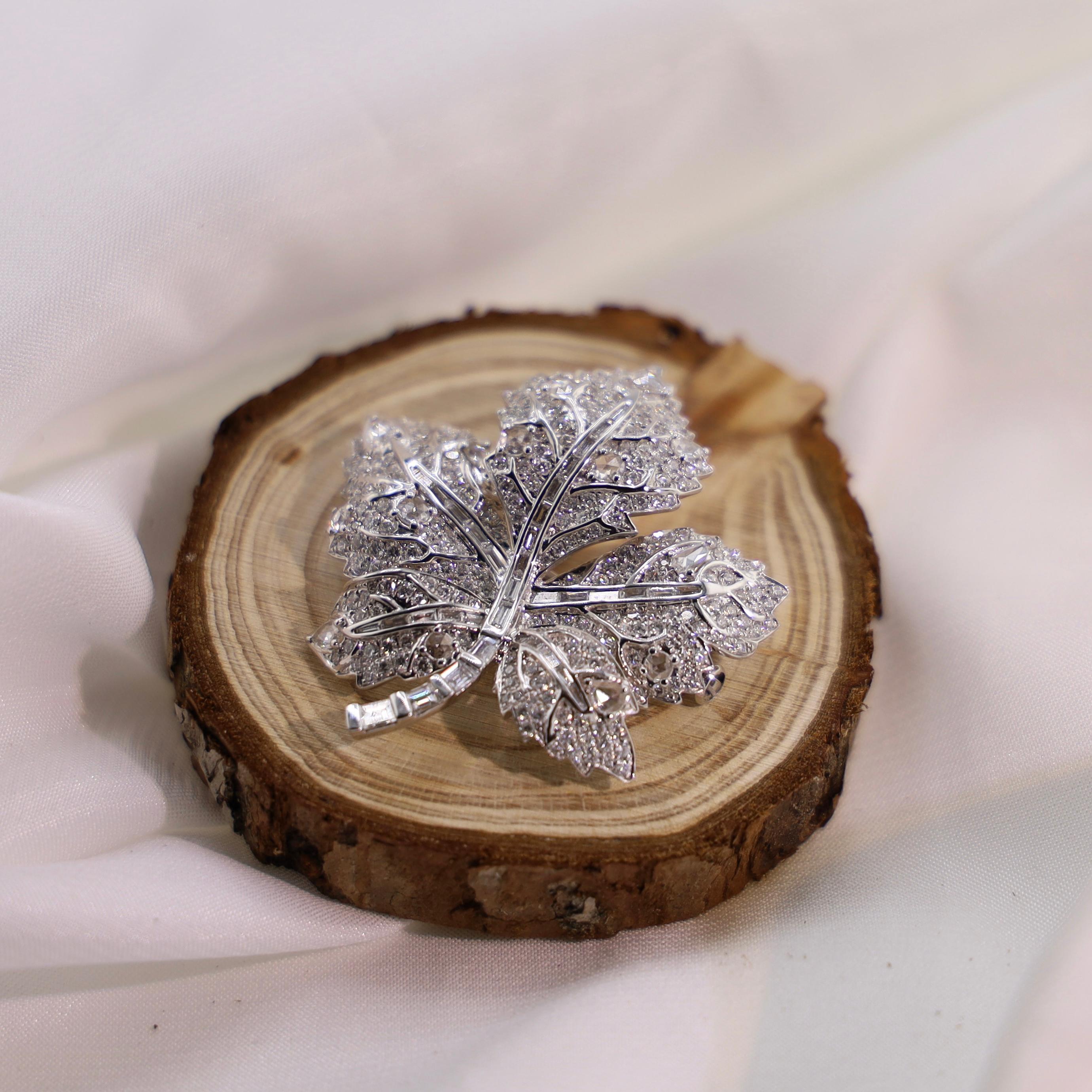 18K White Gold Natural Diamond Maple Leaf Brooch In New Condition For Sale In Kowloon, HK