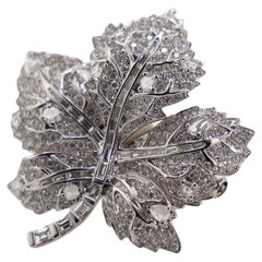 Spilla a forma di foglia d'acero con diamante naturale in oro bianco 18 carati