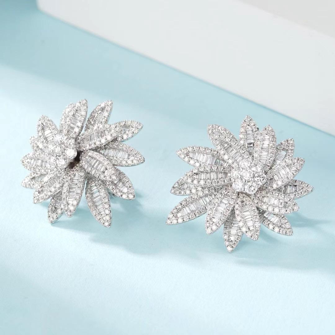 Orecchini con diamante naturale in oro bianco 18K con foglia d'acero

Diamanti - 0,46 CT
Diamanti - 2,98 CT
Peso totale - 12,23 GM