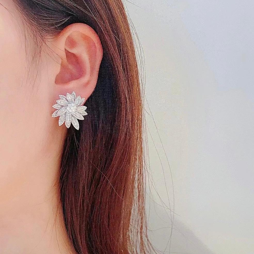 Taglio smeraldo Orecchini con diamante naturale in oro bianco 18K con foglia d'acero in vendita