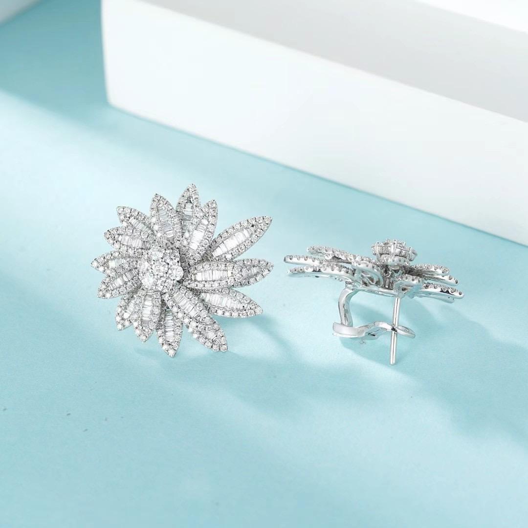 Orecchini con diamante naturale in oro bianco 18K con foglia d'acero In condizioni Nuovo in vendita a Kowloon, HK