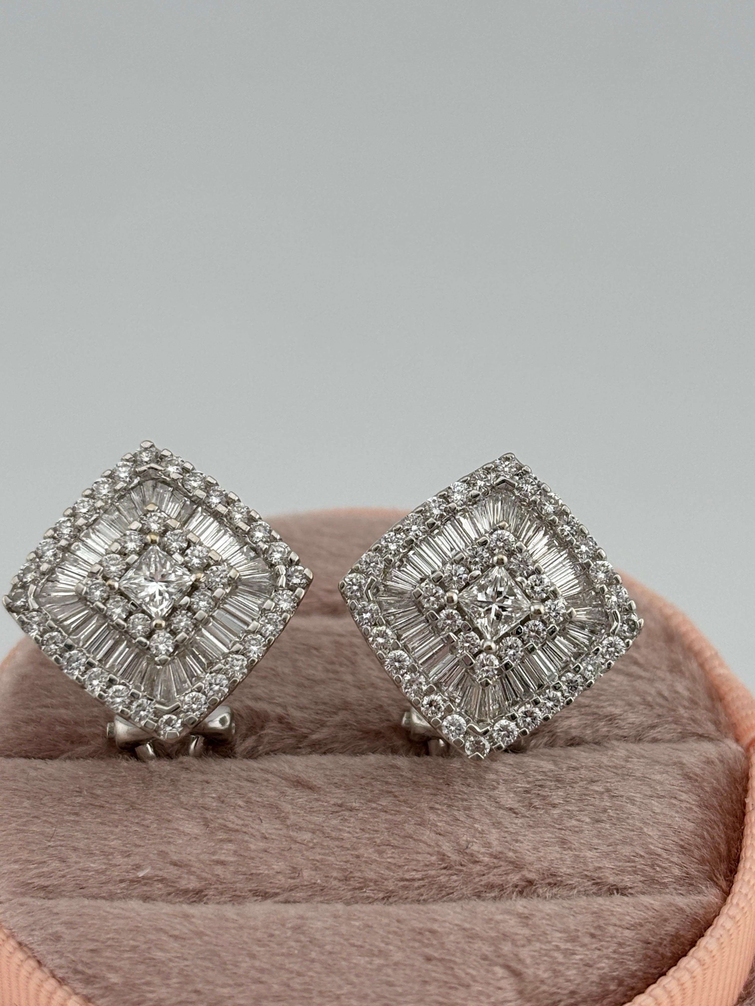 Boucles d'oreilles en or blanc 18k avec diamant naturel Omega à l'arrière en vente 6