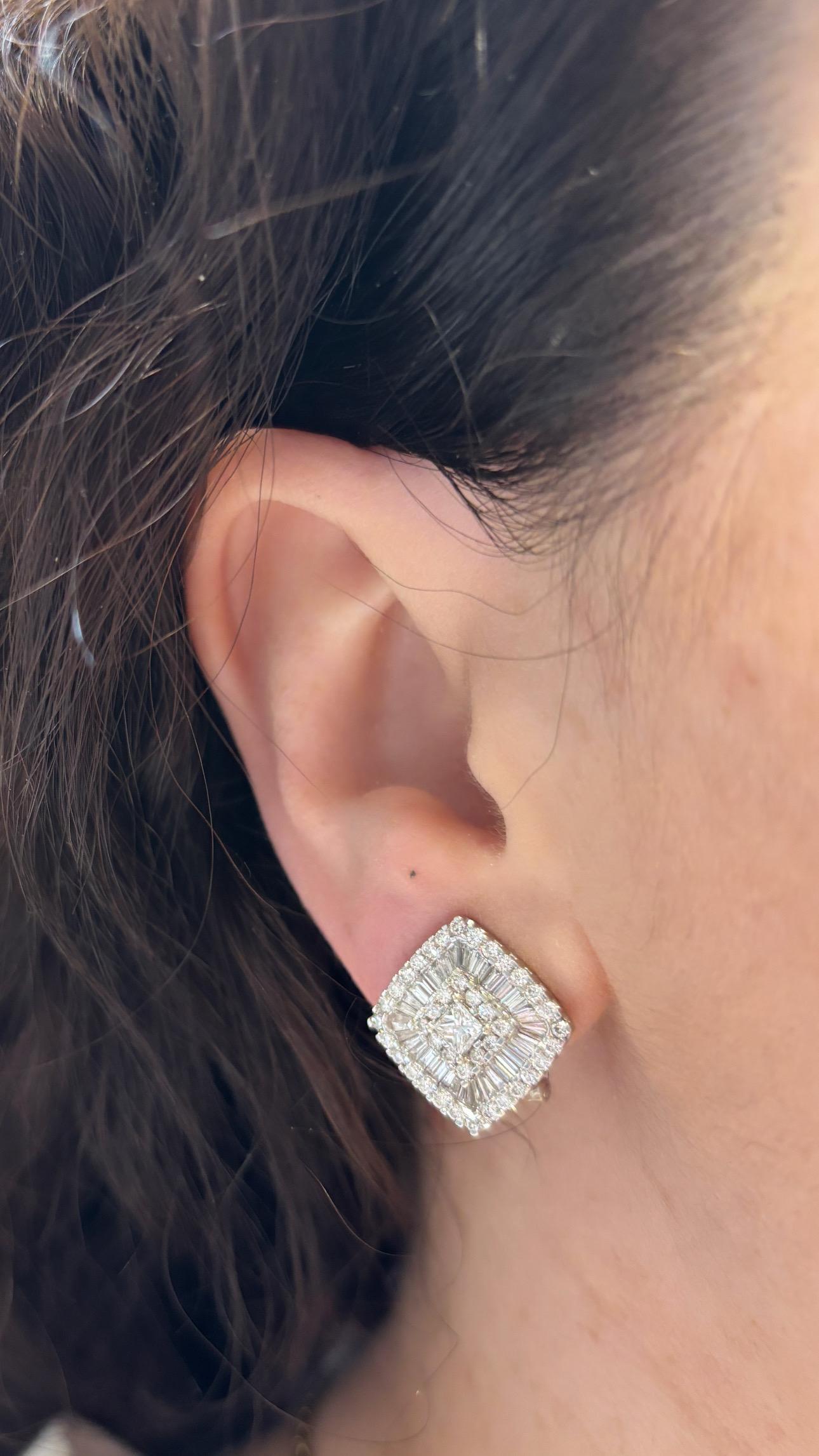 Boucles d'oreilles en or blanc 18k avec diamant naturel Omega à l'arrière en vente 7