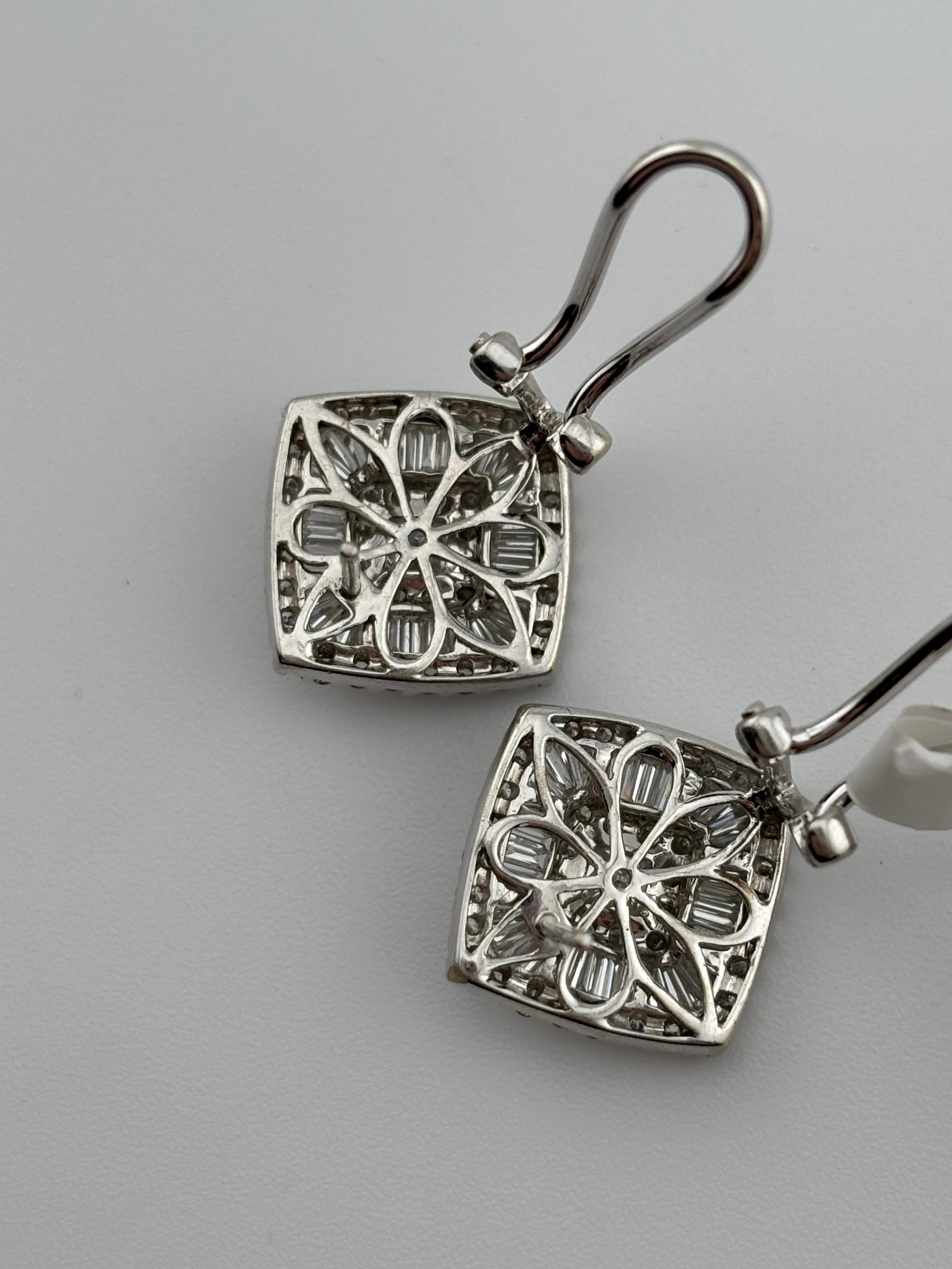 Ces bijoux en or blanc 18 carats  Les boucles d'oreilles en diamant de forme carrée sont un bijou raffiné et élégant qui allie sophistication moderne et luxe classique.

Ce design/One est une pièce audacieuse mais élégante qui respire le luxe et la