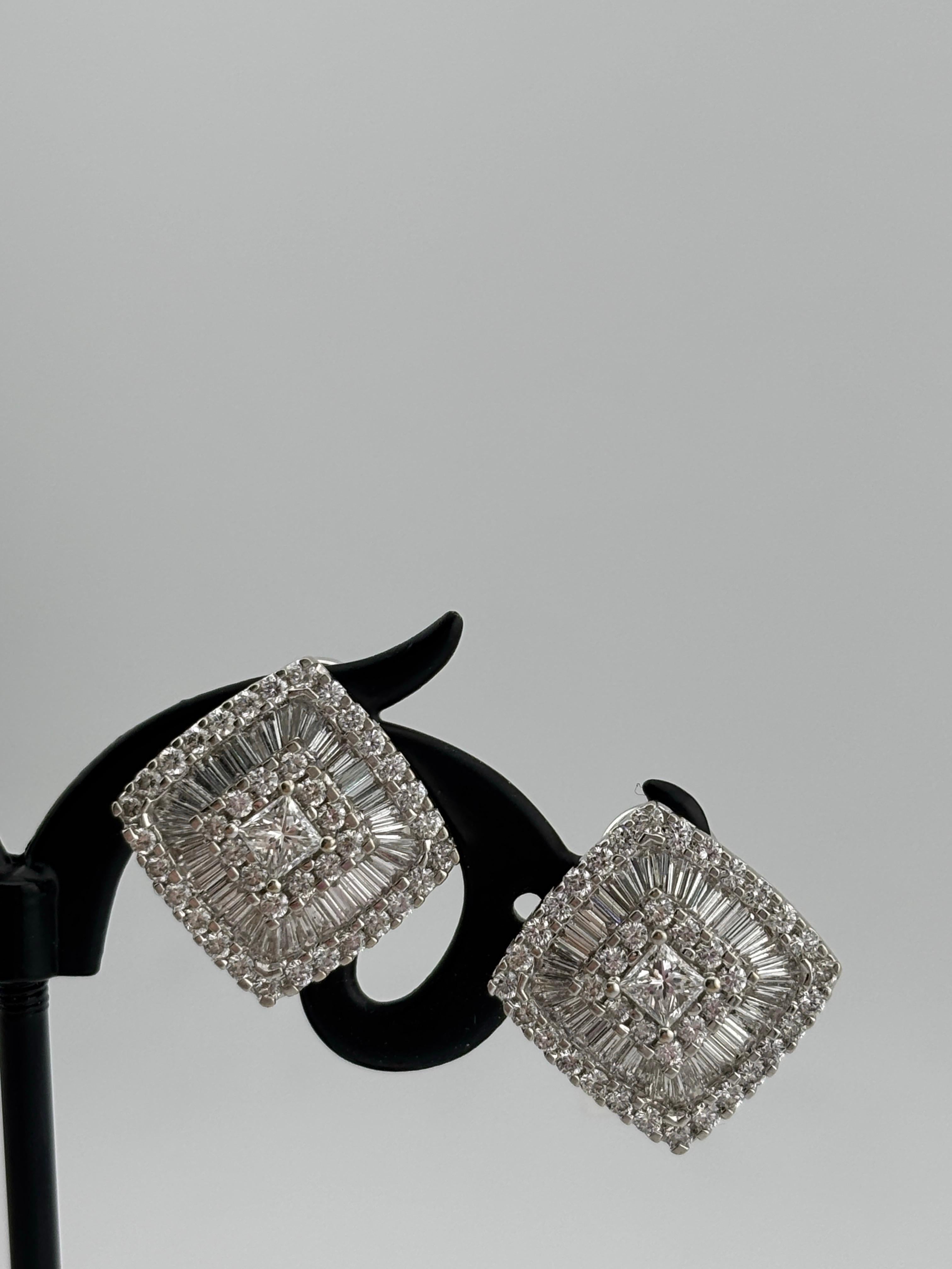 Taille ronde Boucles d'oreilles en or blanc 18k avec diamant naturel Omega à l'arrière en vente
