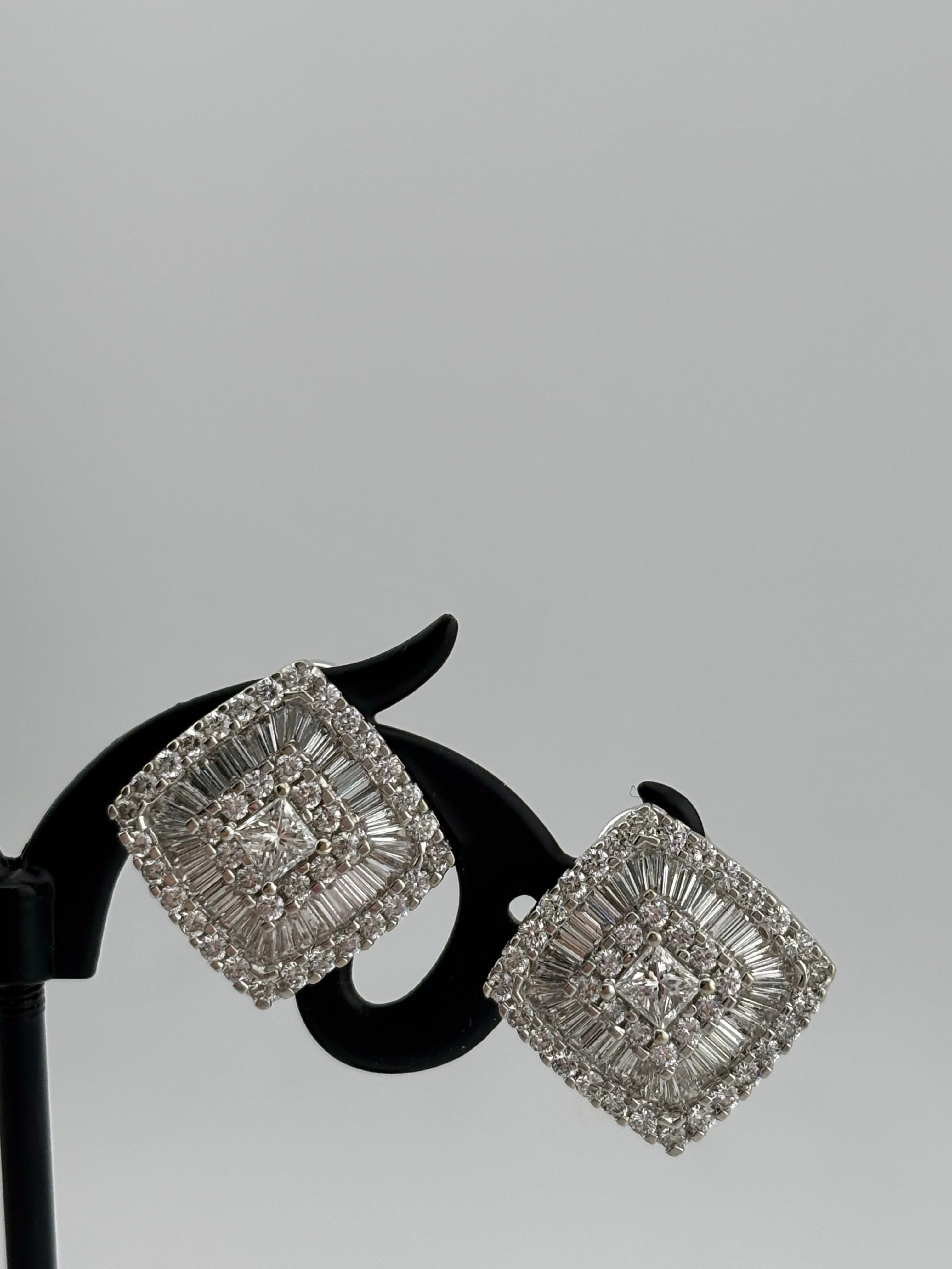 Boucles d'oreilles en or blanc 18k avec diamant naturel Omega à l'arrière Bon état - En vente à Bernardsville, NJ