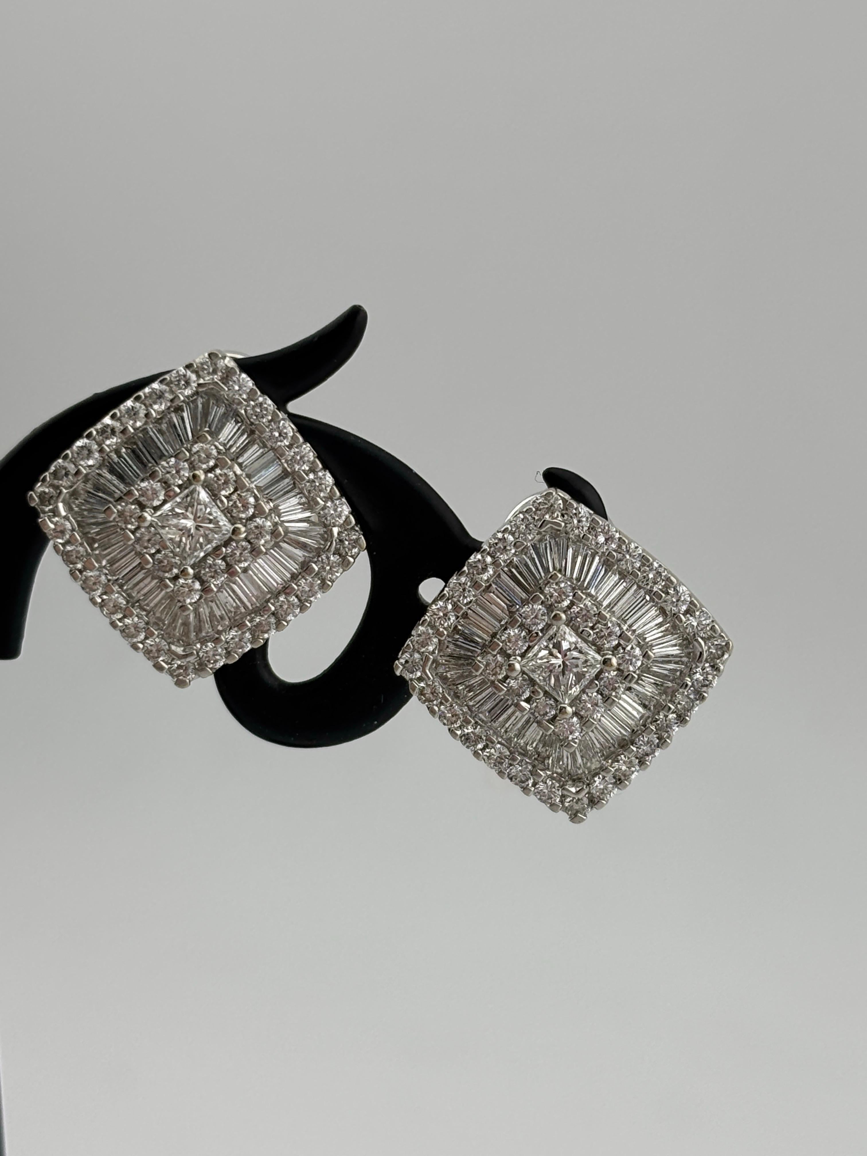 Boucles d'oreilles en or blanc 18k avec diamant naturel Omega à l'arrière Unisexe en vente