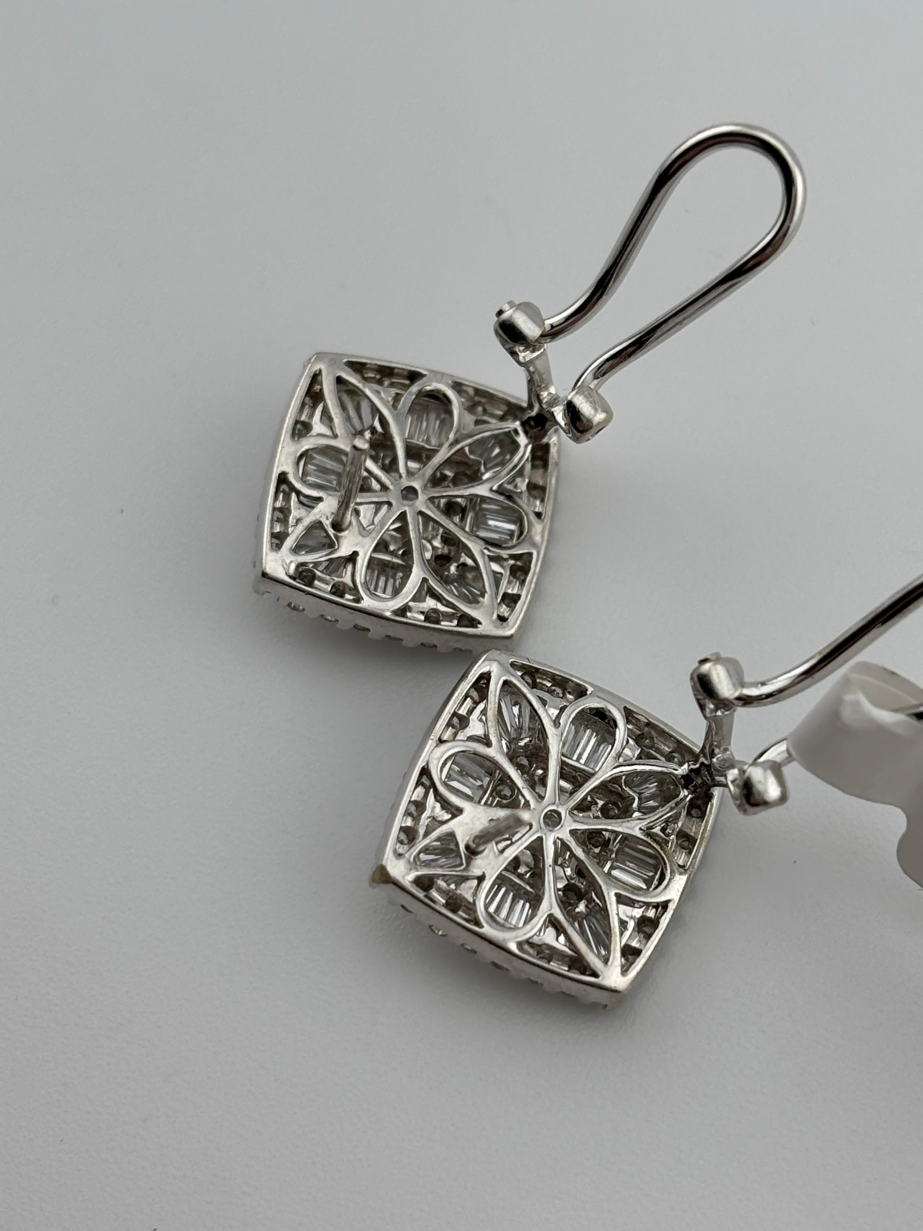 Boucles d'oreilles en or blanc 18k avec diamant naturel Omega à l'arrière en vente 1