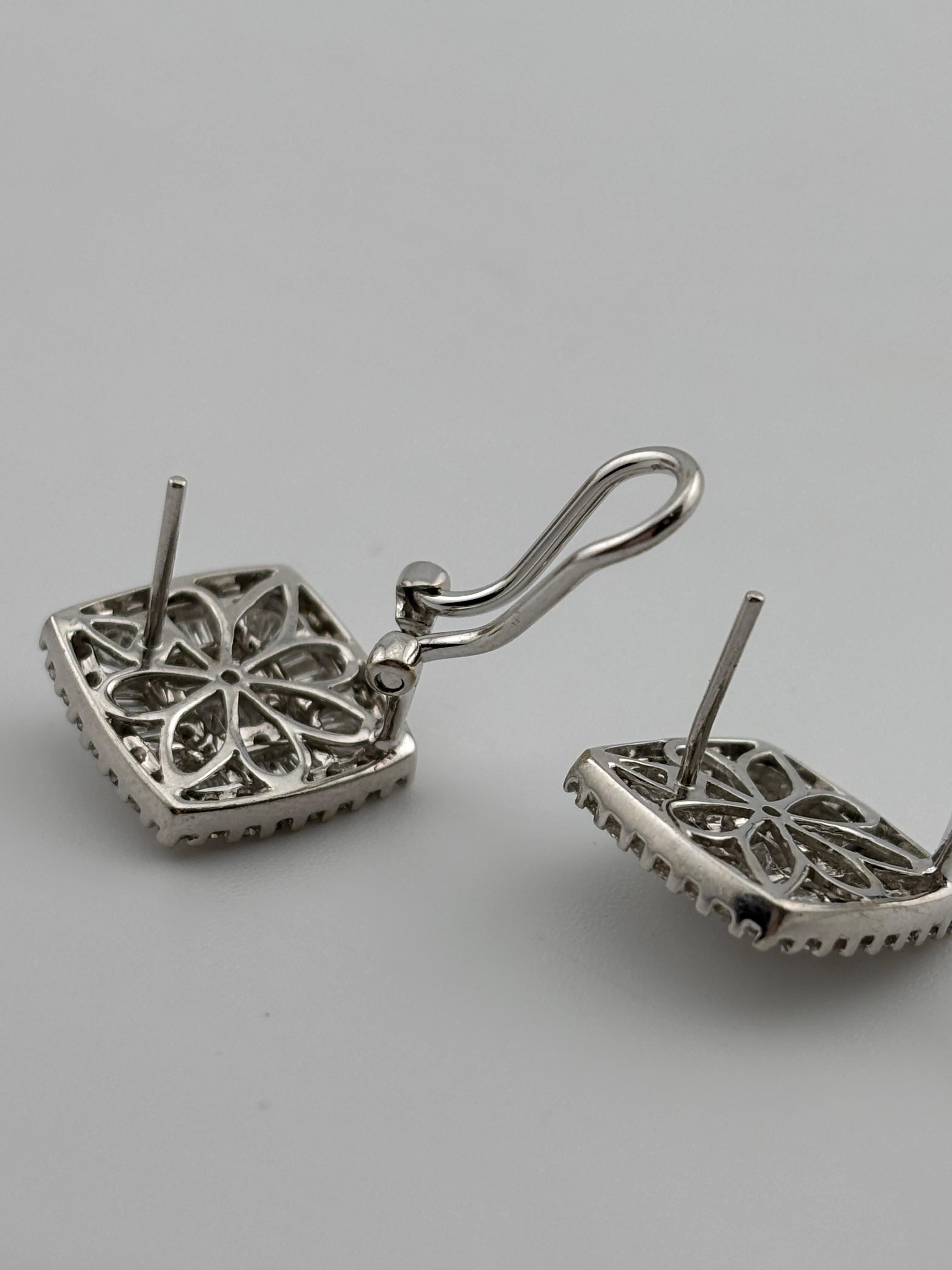 Boucles d'oreilles en or blanc 18k avec diamant naturel Omega à l'arrière en vente 2