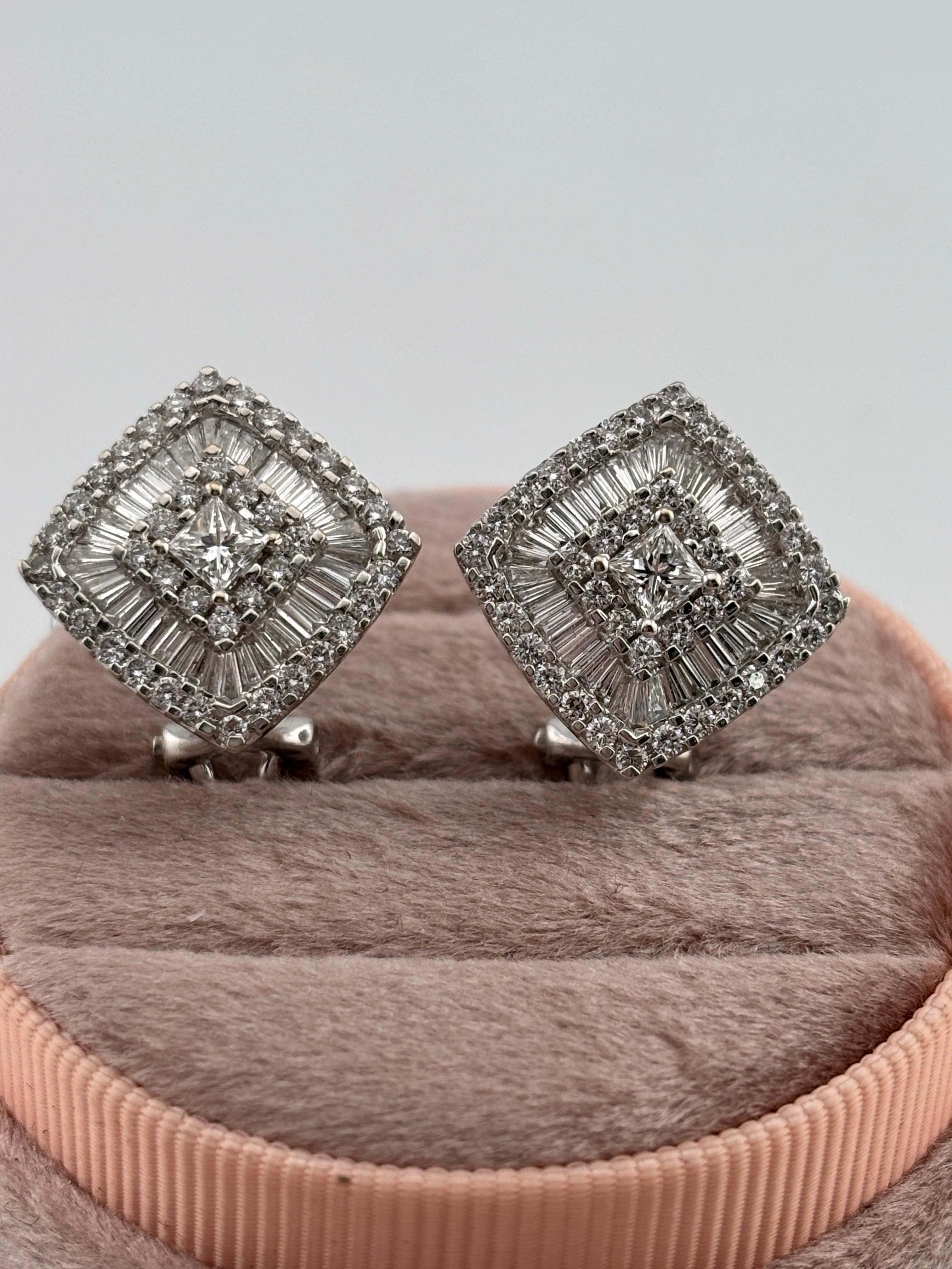 Boucles d'oreilles en or blanc 18k avec diamant naturel Omega à l'arrière en vente 3