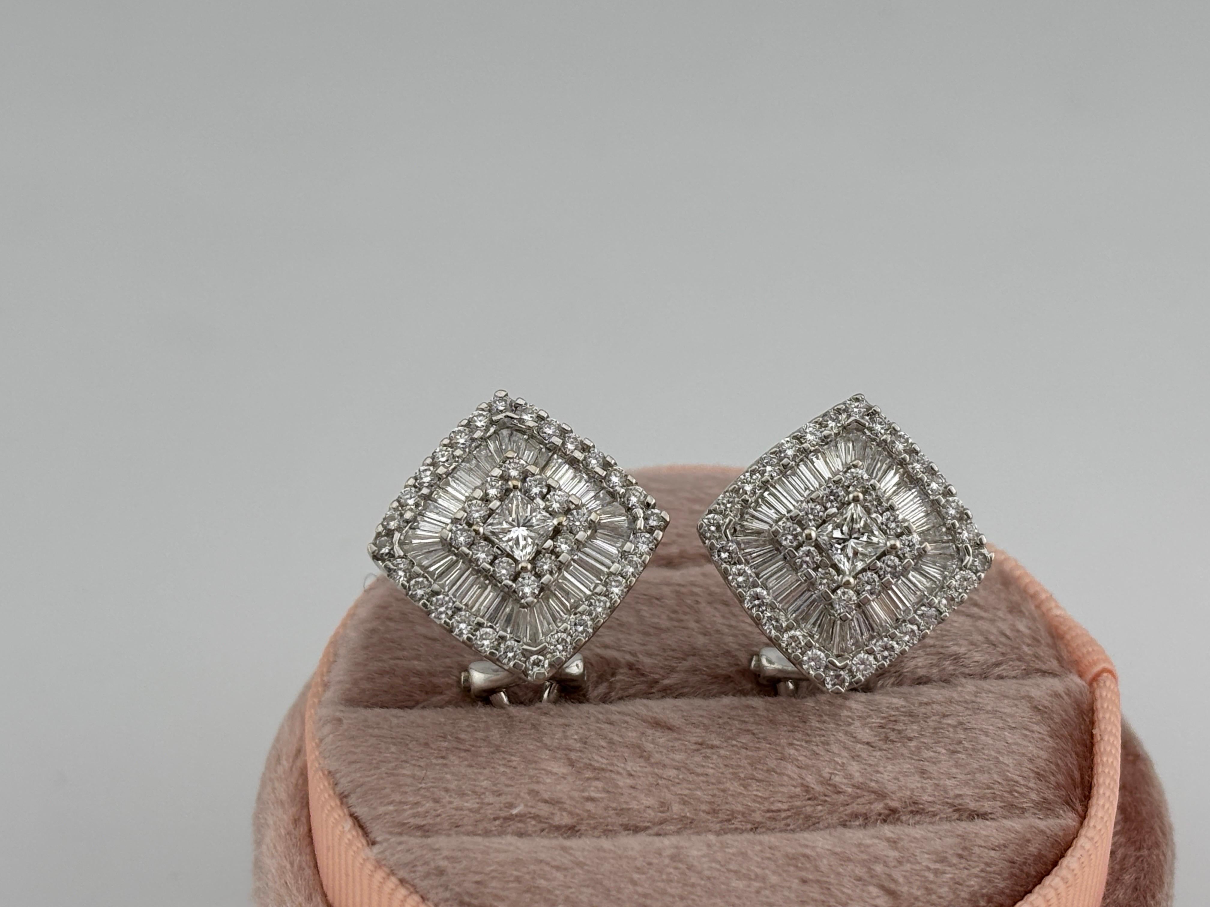 Boucles d'oreilles en or blanc 18k avec diamant naturel Omega à l'arrière en vente 4