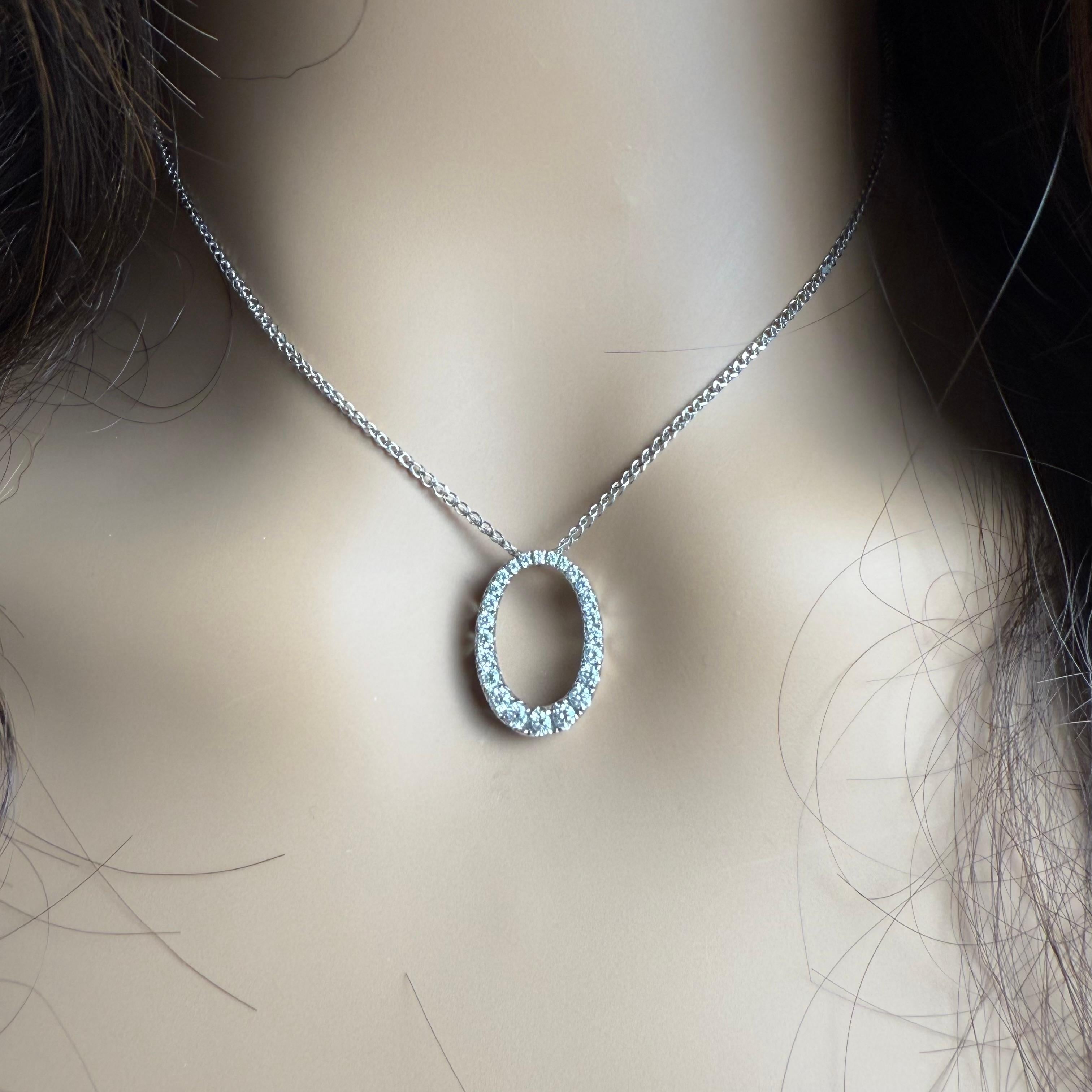 Collier en or blanc 18K avec pendentif en forme de cercle ouvert et diamant naturel 0.65 CTW en vente 4