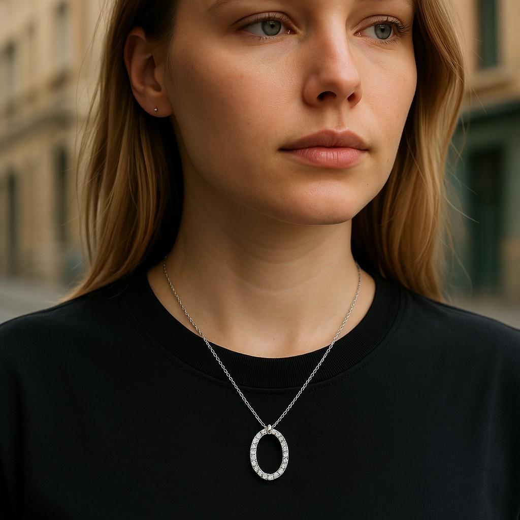 Élevez votre élégance quotidienne avec ce collier à pendentif cercle ouvert en or blanc 18 carats, un classique polyvalent réimaginé pour un style moderne et luxueux. Réalisée en or blanc 18 carats et ornée de diamants naturels de haute couleur