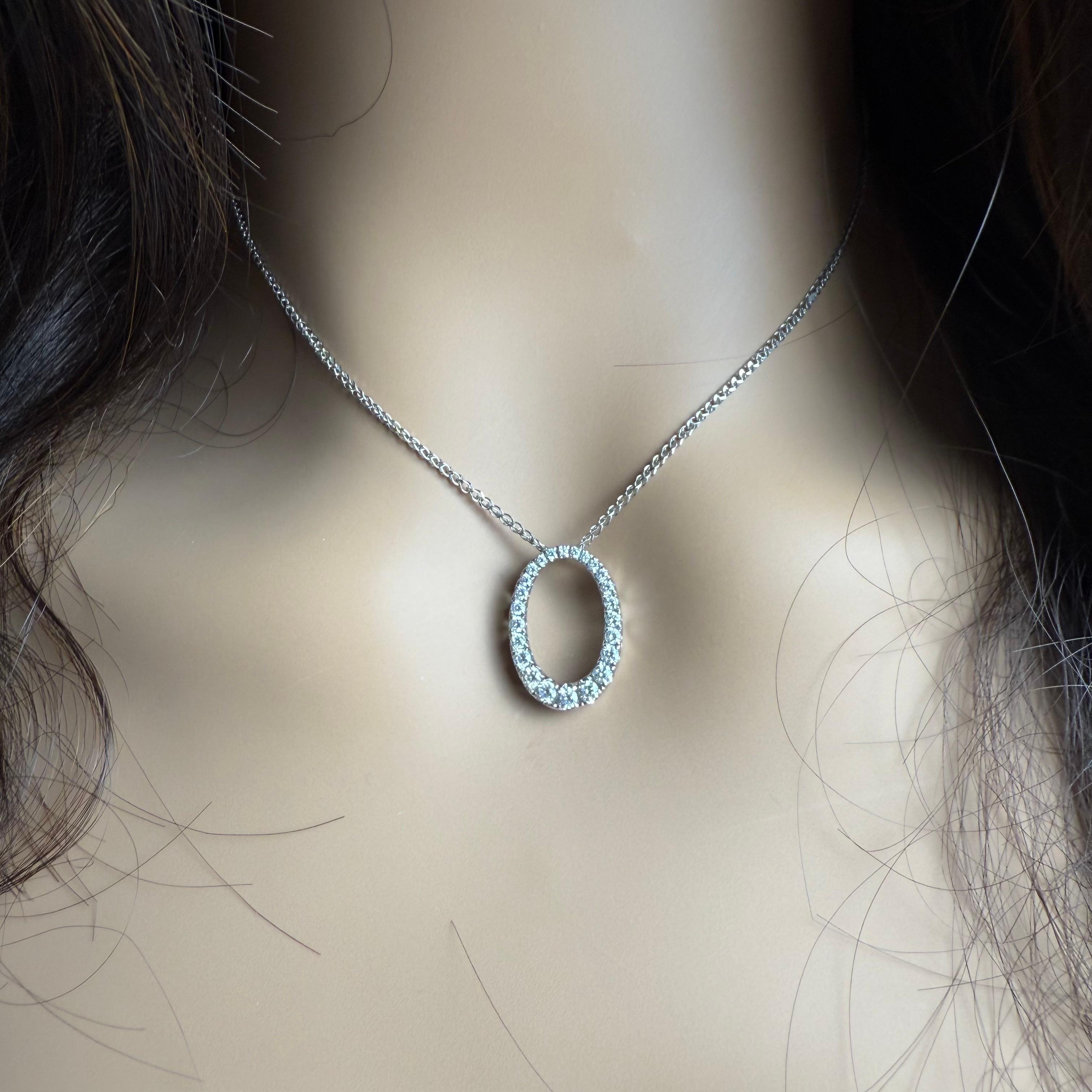 Moderne Collier en or blanc 18K avec pendentif en forme de cercle ouvert et diamant naturel 0.65 CTW en vente