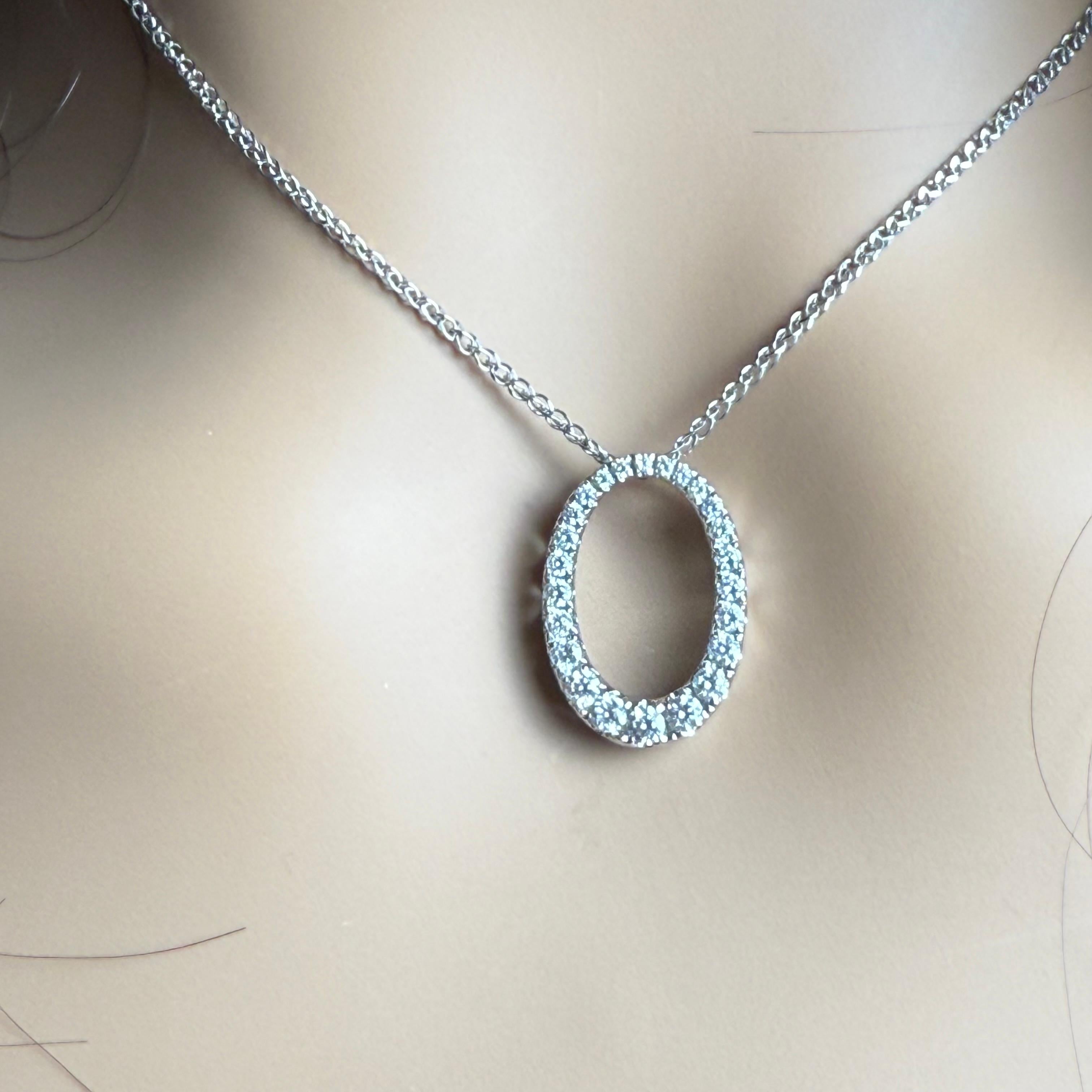 Collier en or blanc 18K avec pendentif en forme de cercle ouvert et diamant naturel 0.65 CTW Bon état - En vente à New York, NY