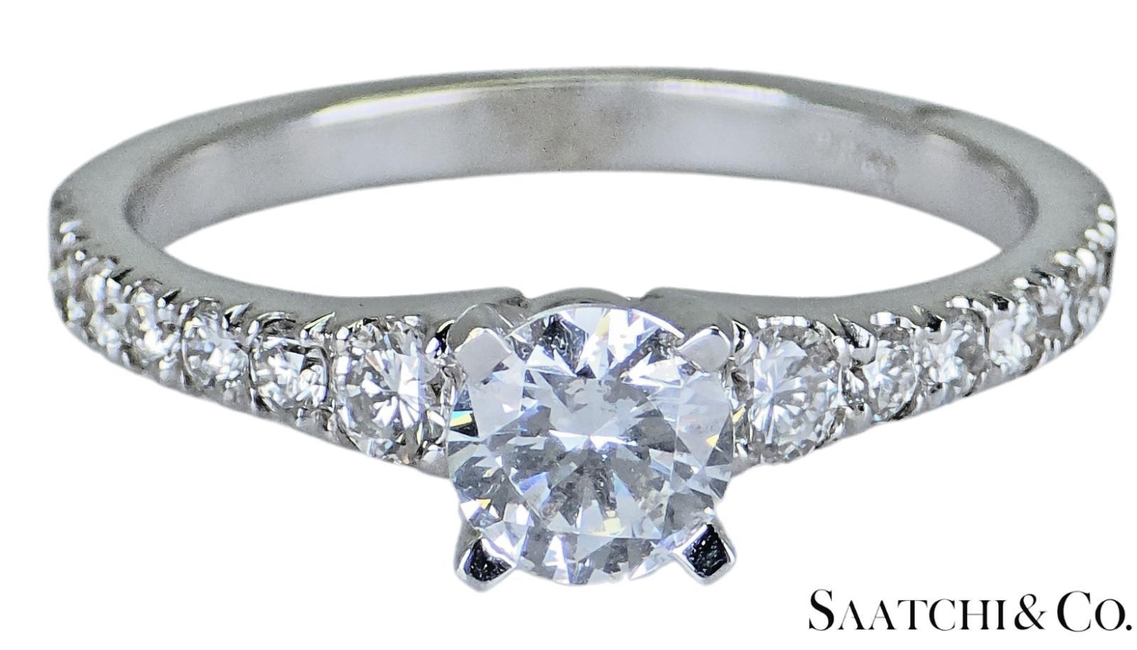 18K Weißgold Natürlicher Diamantring

Metall Typ: 18K 750 Weißgold
Gesamtgewicht des Artikels: 3,30 Gramm
Ringgröße: 6 (Größengerecht)
1:
Gewicht des natürlichen Diamanten: Zentrum 0.55 Ct./ Seite 0.42 Ct.
Diamant Reinheitsgrad: