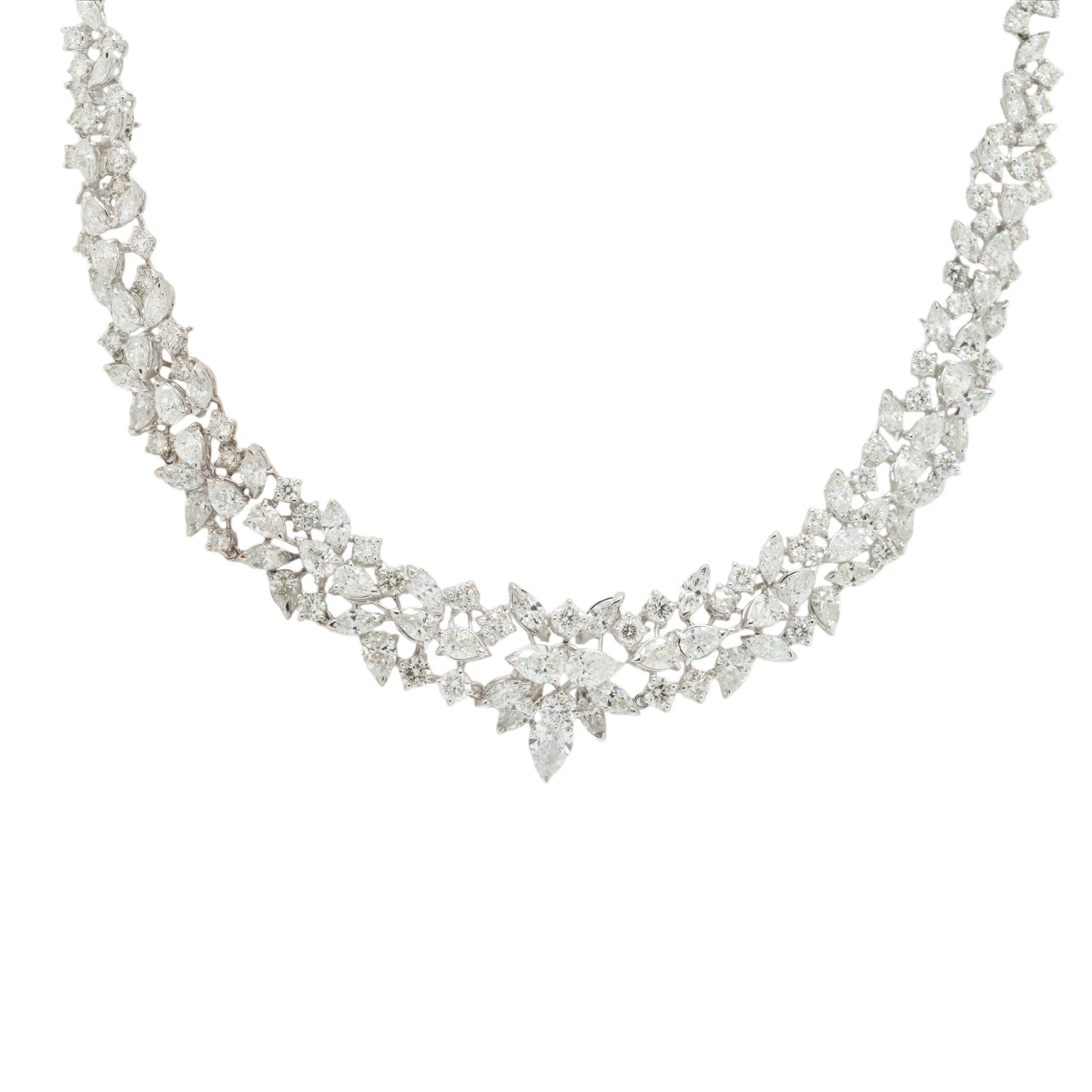Questa collana di diamanti a tre file in oro bianco 18k mette in mostra ben 31,64ctw di diamanti naturali a forma di pera, marquise e tondo brillante, tutti con colore G/H e purezza VS. Con un peso di 48,7 g (31,3 kg), questa lussuosa collana da 18
