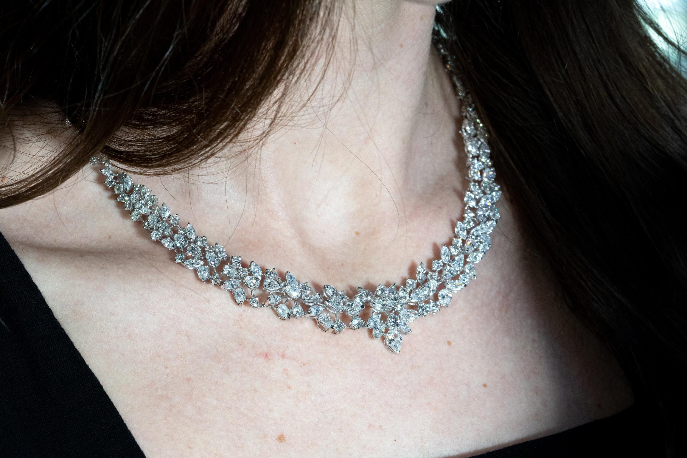 Collana a vite con diamanti naturali in oro bianco 18k in vendita 1