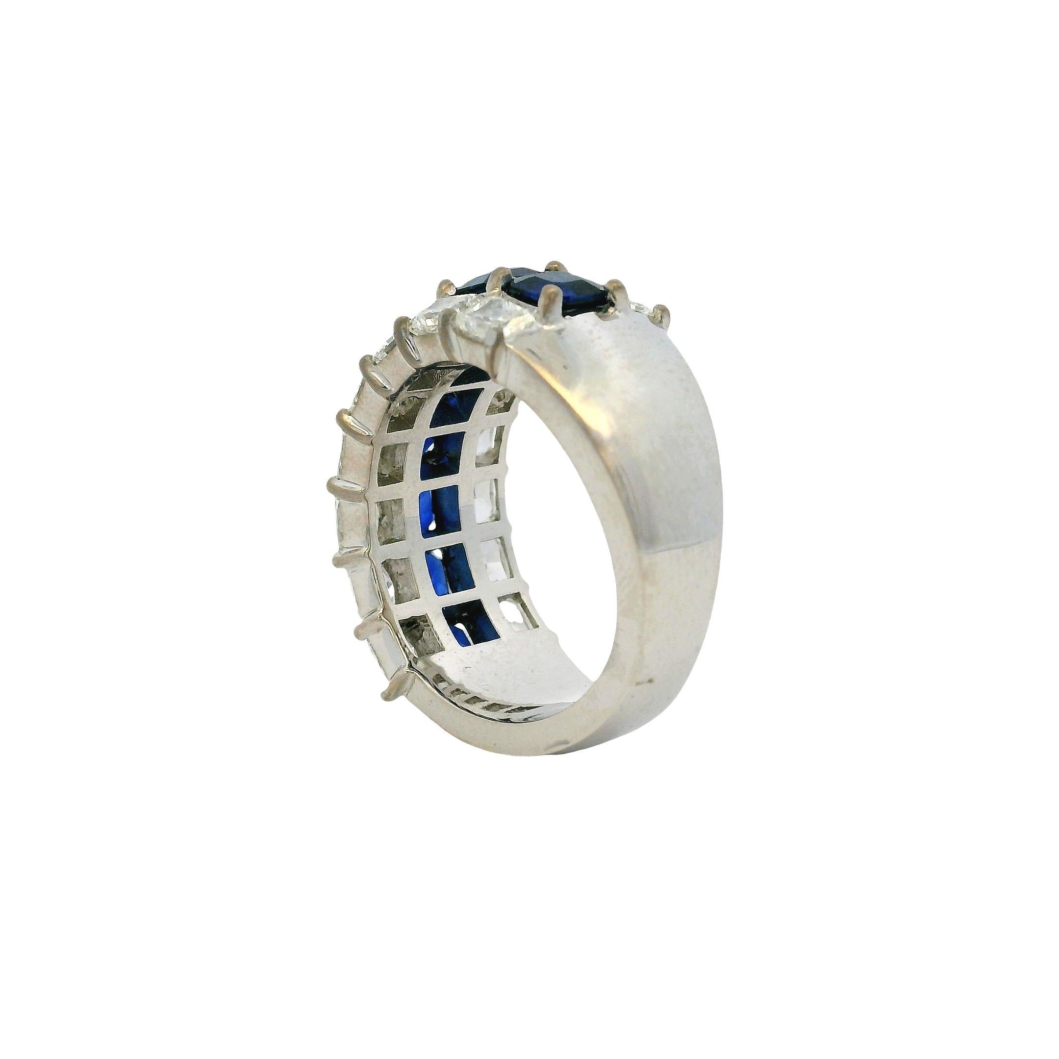 Anello a tre file con zaffiro smeraldo naturale e diamante naturale radiante in oro bianco 18 carati in vendita 4
