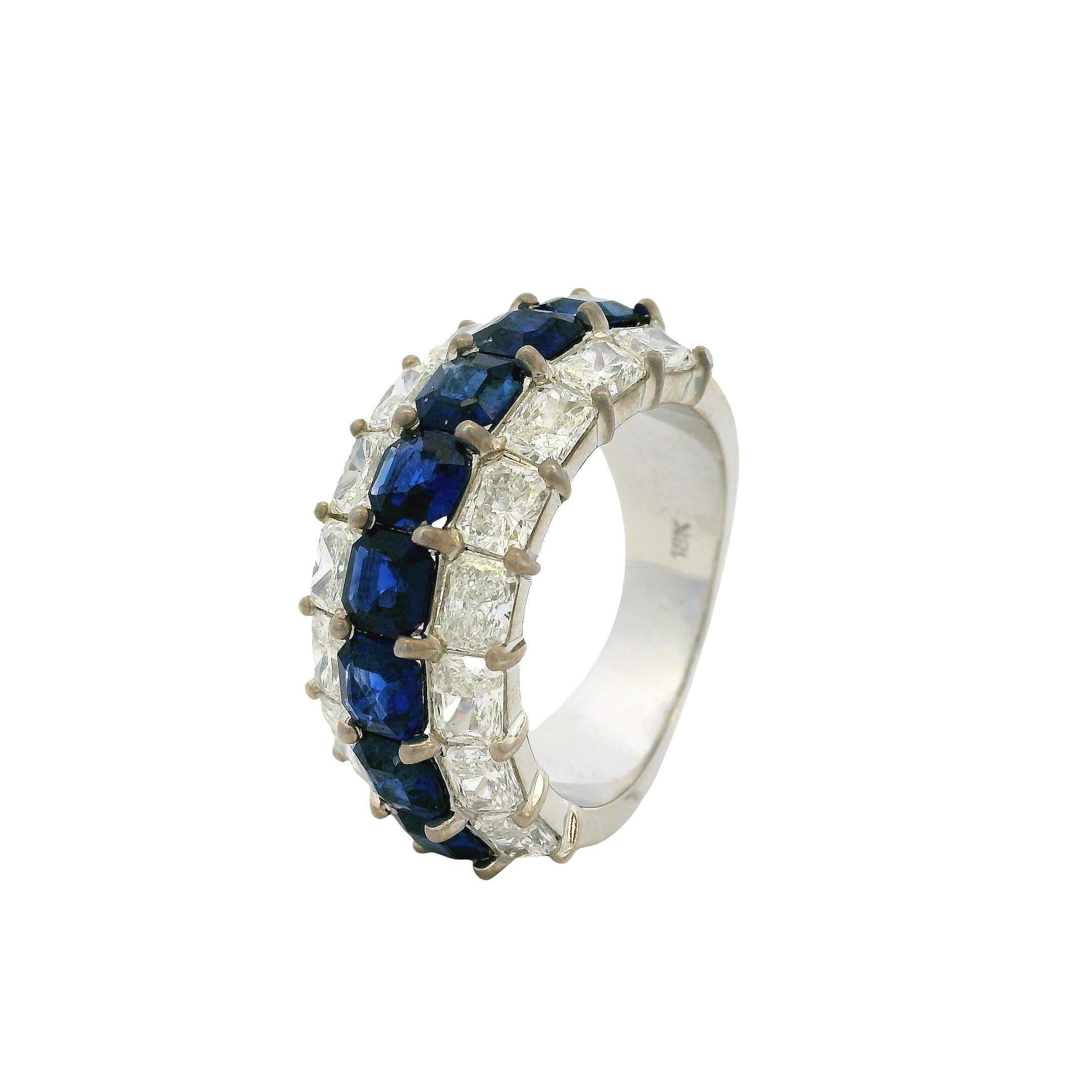 Anello a tre file con zaffiro smeraldo naturale e diamante naturale radiante in oro bianco 18 carati in vendita 5