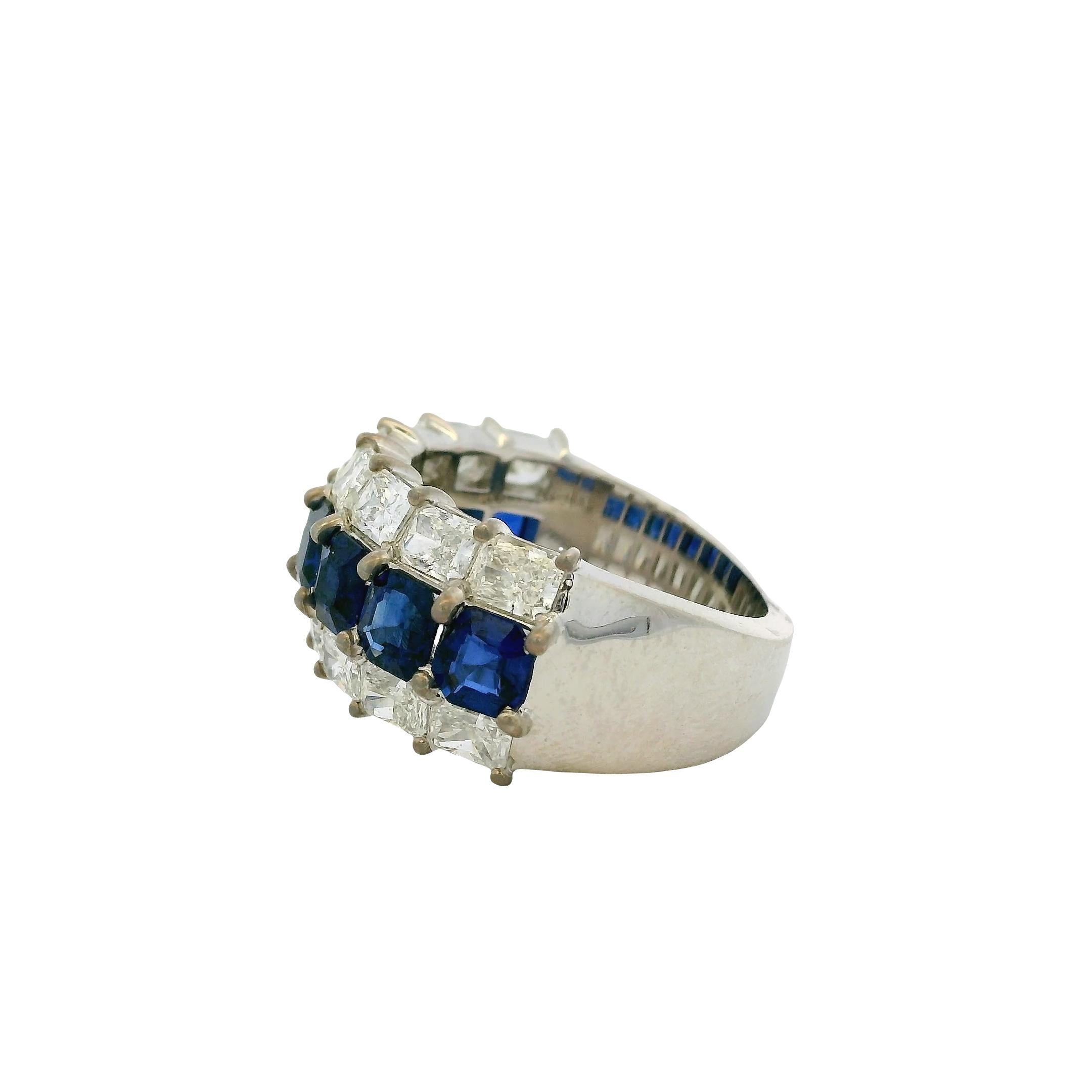 Moderno Anello a tre file con zaffiro smeraldo naturale e diamante naturale radiante in oro bianco 18 carati in vendita