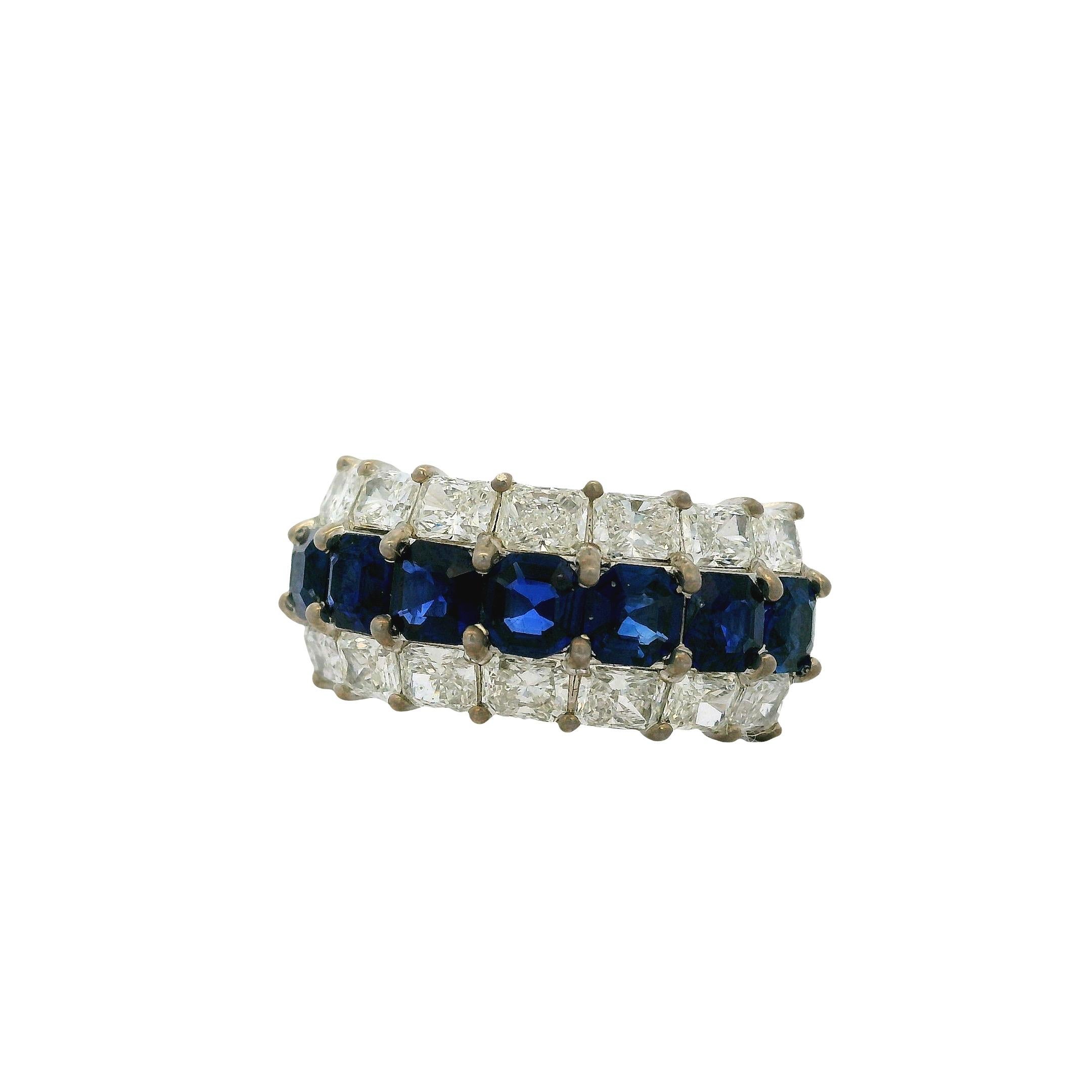 Anello a tre file con zaffiro smeraldo naturale e diamante naturale radiante in oro bianco 18 carati In condizioni Nuovo in vendita a Boca Raton, FL