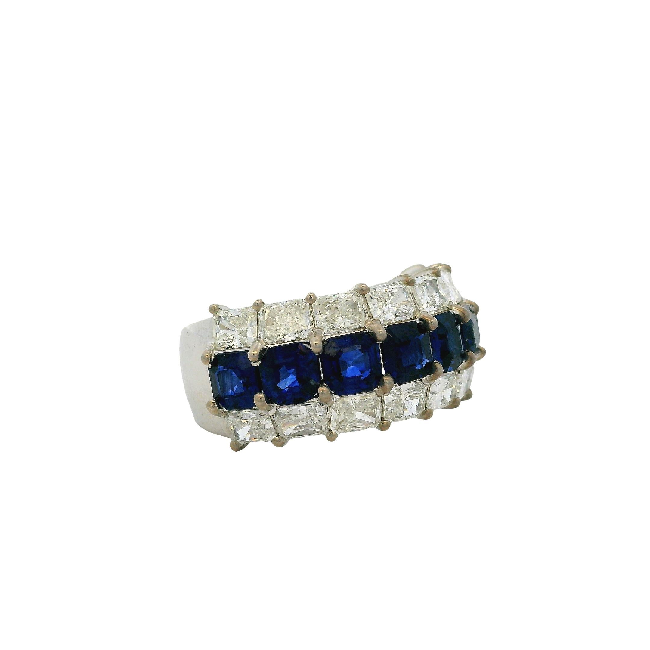 Anello a tre file con zaffiro smeraldo naturale e diamante naturale radiante in oro bianco 18 carati in vendita 1