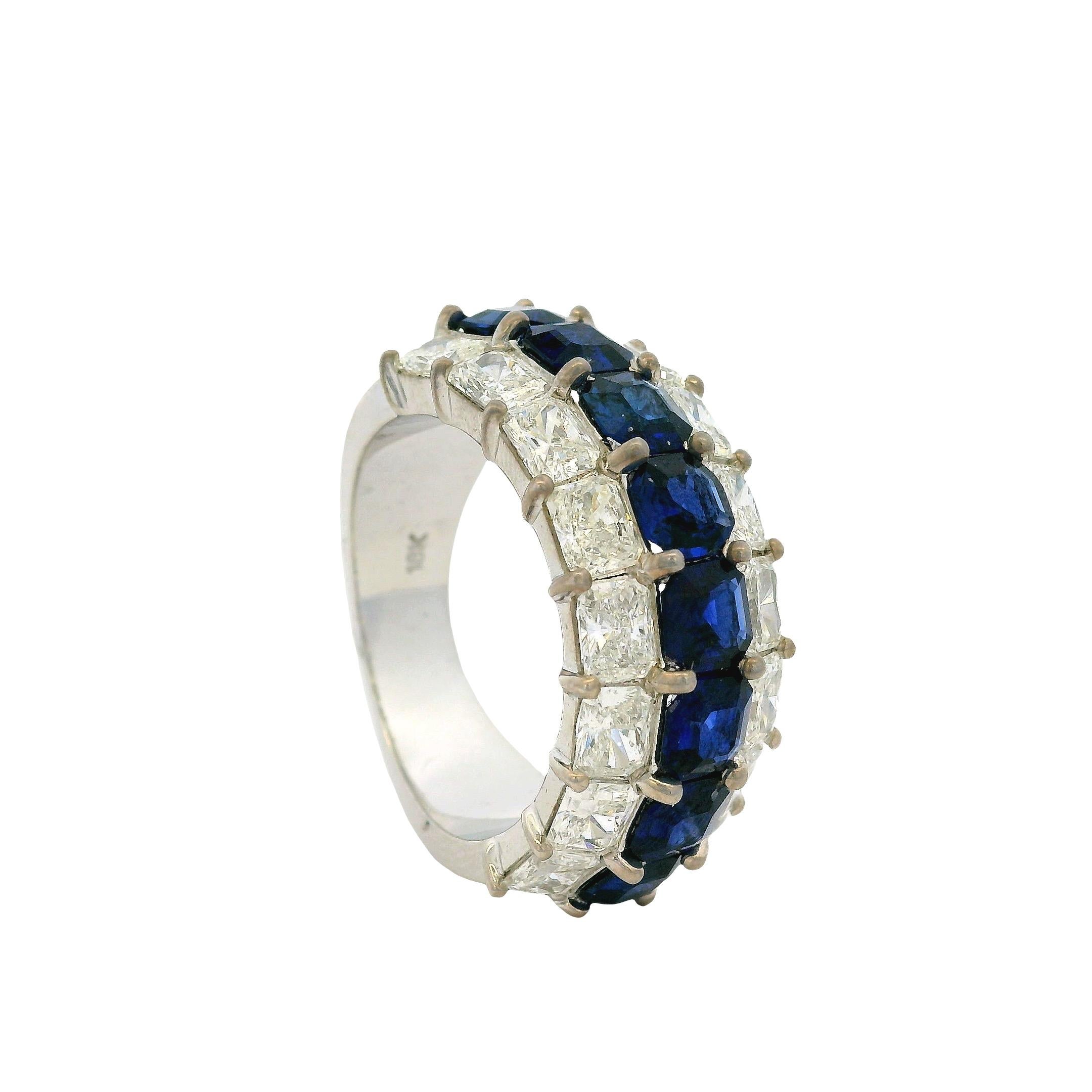 Anello a tre file con zaffiro smeraldo naturale e diamante naturale radiante in oro bianco 18 carati in vendita 2