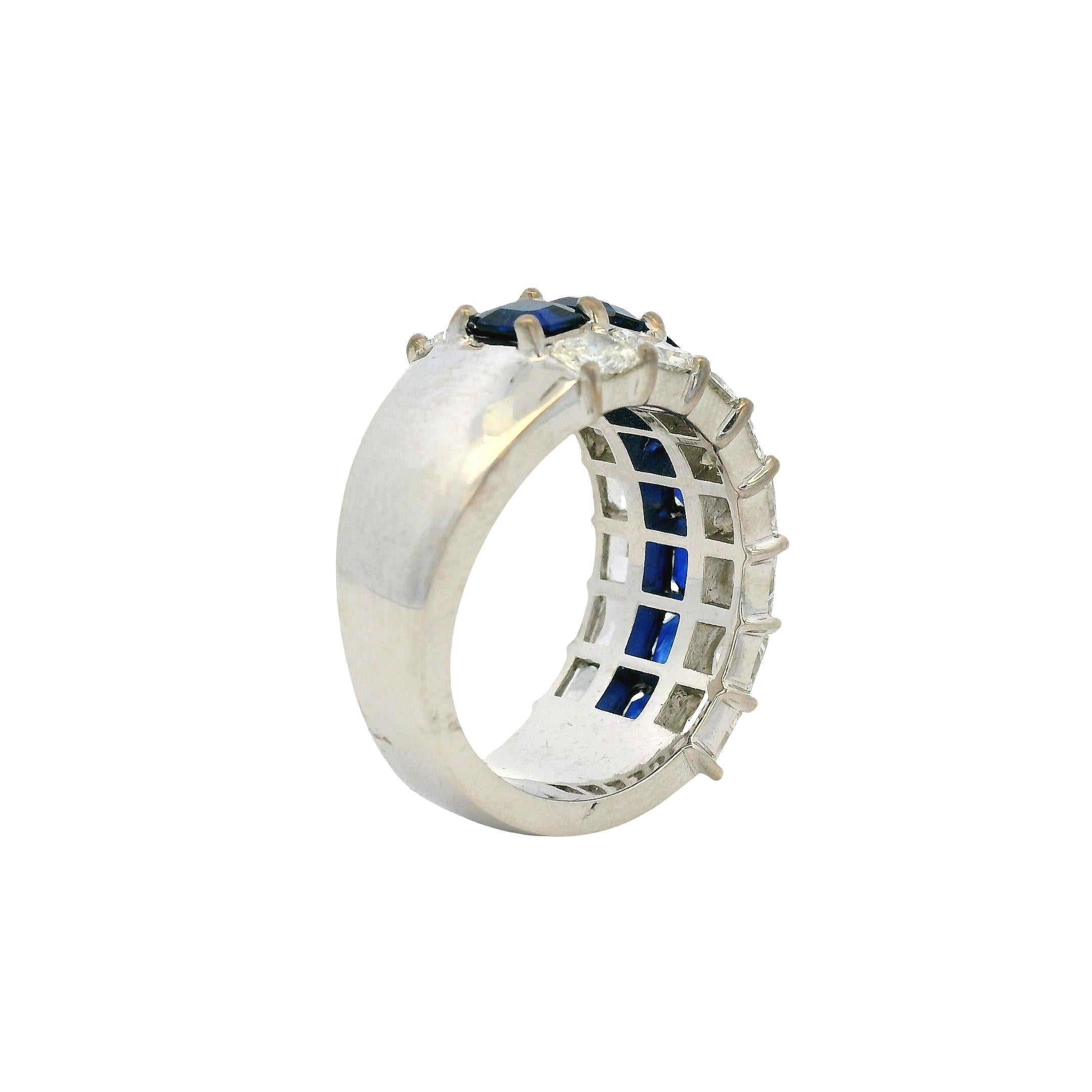 Anello a tre file con zaffiro smeraldo naturale e diamante naturale radiante in oro bianco 18 carati in vendita 3
