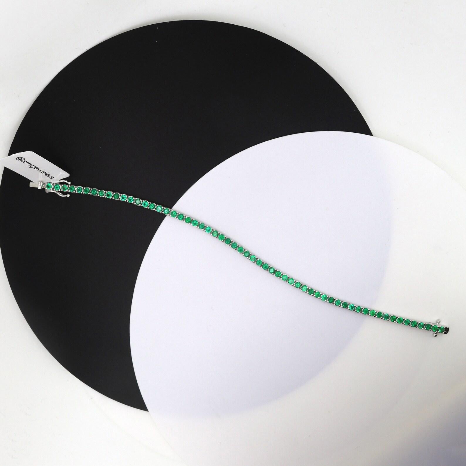 Élevez votre élégance avec notre exquis bracelet de tennis en émeraude naturelle, méticuleusement confectionné dans un luxueux or 18k. Chaque pierre précieuse émeraude est sélectionnée à la main pour sa teinte verte vibrante et sa clarté