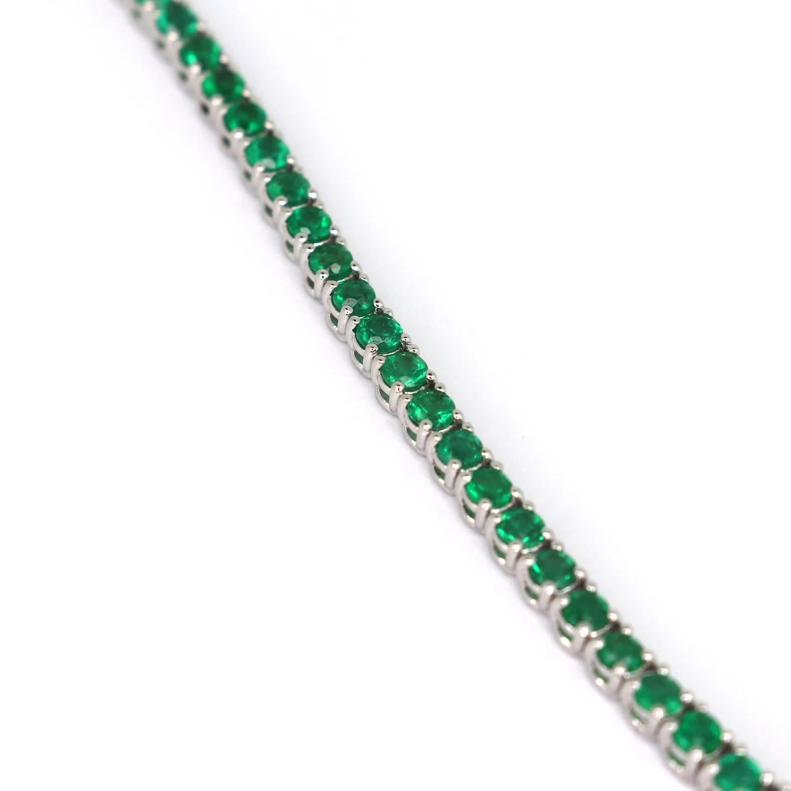 Round Cut 18K White Gold Natural Emerald Tennis Bracelet For Sale